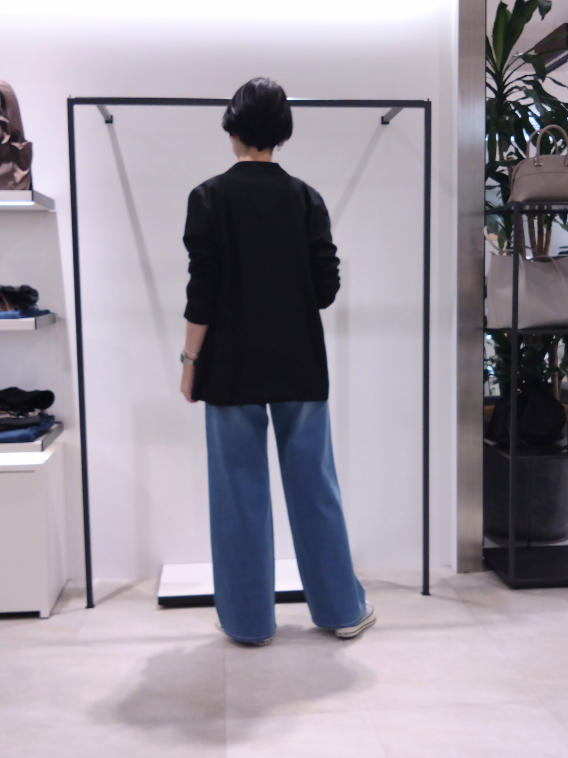 まちこさんの「UNTITLED｜【接触冷感/通気性/洗える】Vネックフリルブラウス」を使ったコーディネート