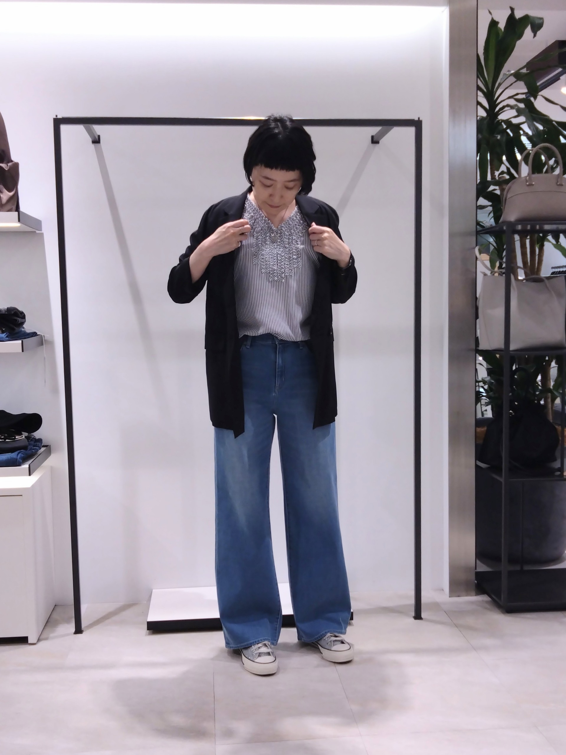 まちこさんの「UNTITLED｜【接触冷感/通気性/洗える】Vネックフリルブラウス」を使ったコーディネート