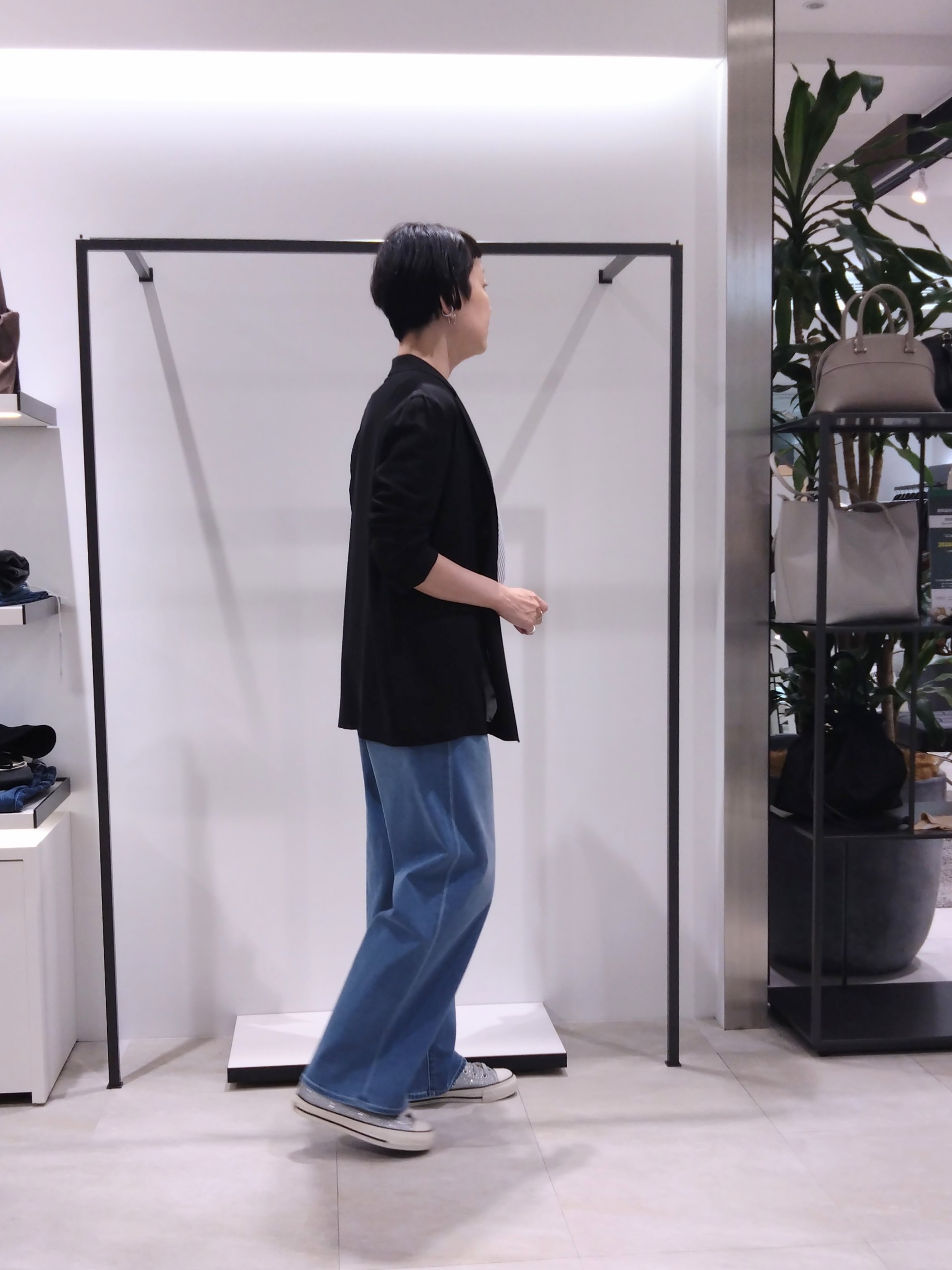 まちこさんの「UNTITLED｜【接触冷感/通気性/洗える】Vネックフリルブラウス」を使ったコーディネート