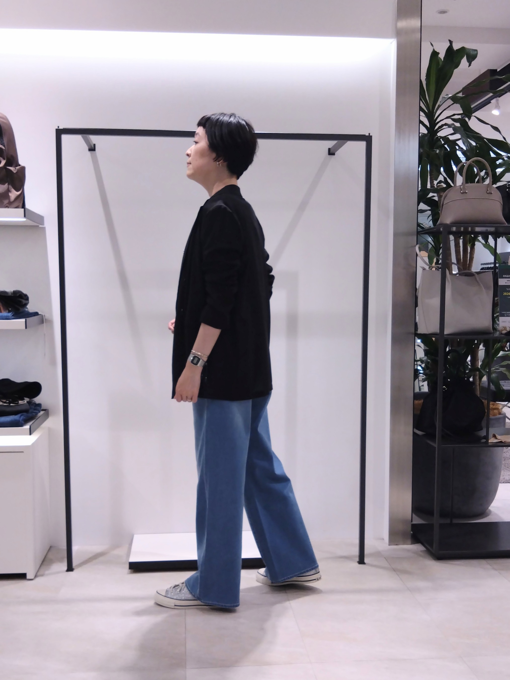 まちこさんの「UNTITLED｜【接触冷感/通気性/洗える】Vネックフリルブラウス」を使ったコーディネート