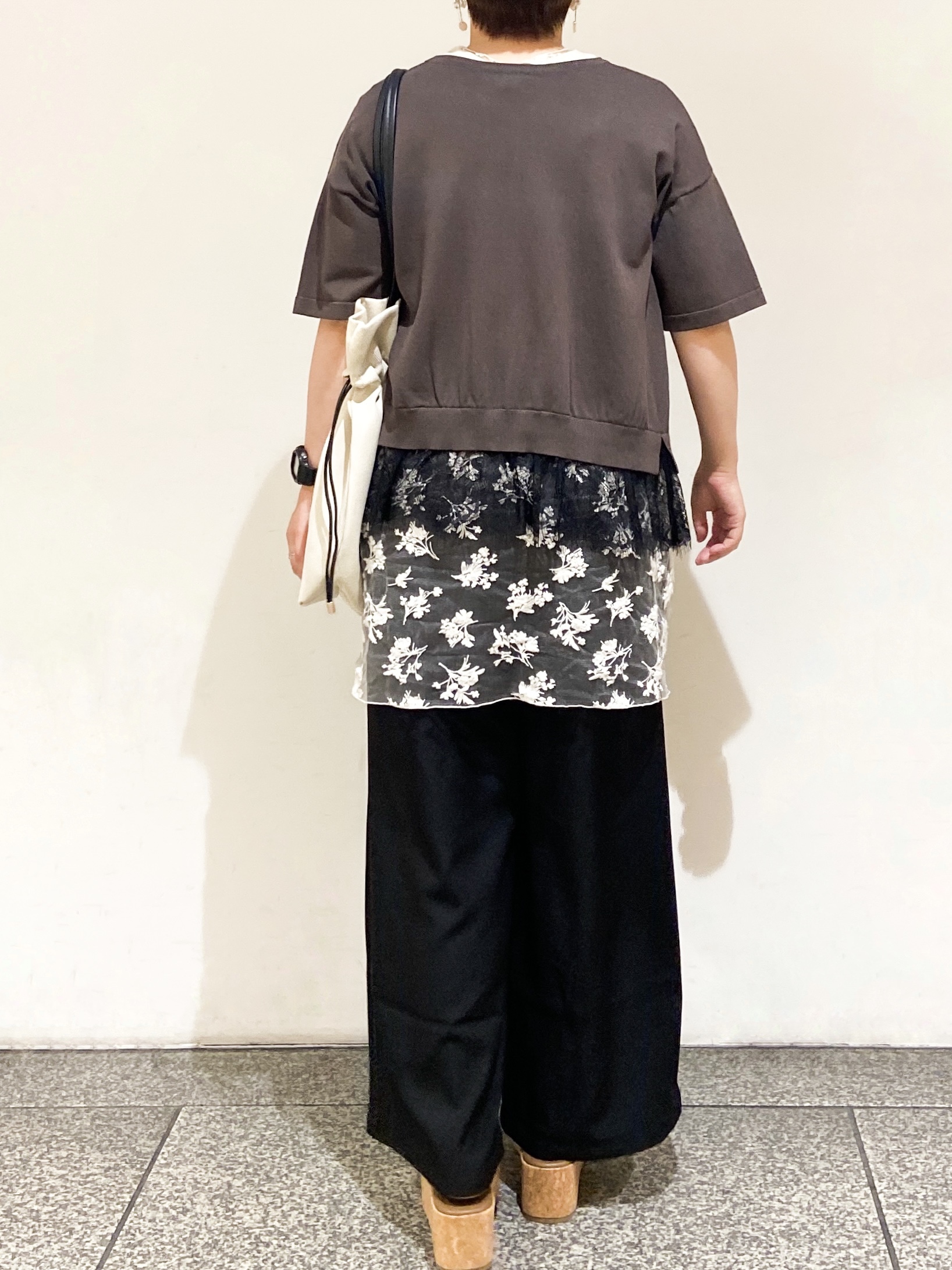 MIHOさんの「OPAQUE.CLIP｜シアー刺繍チュニックブラウス【洗濯機OK】」を使ったコーディネート