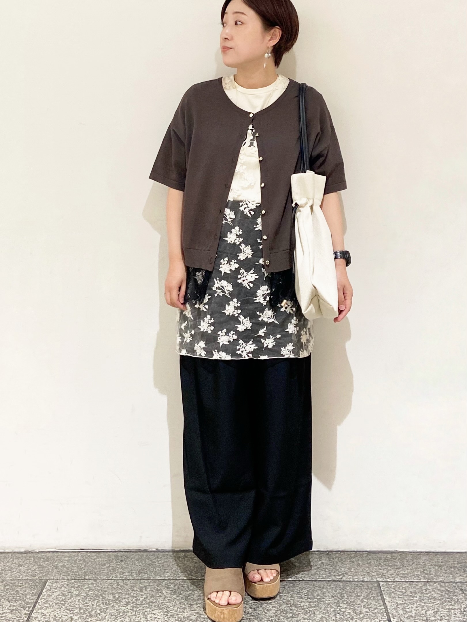 MIHOさんの「OPAQUE.CLIP｜シアー刺繍チュニックブラウス【洗濯機OK】」を使ったコーディネート