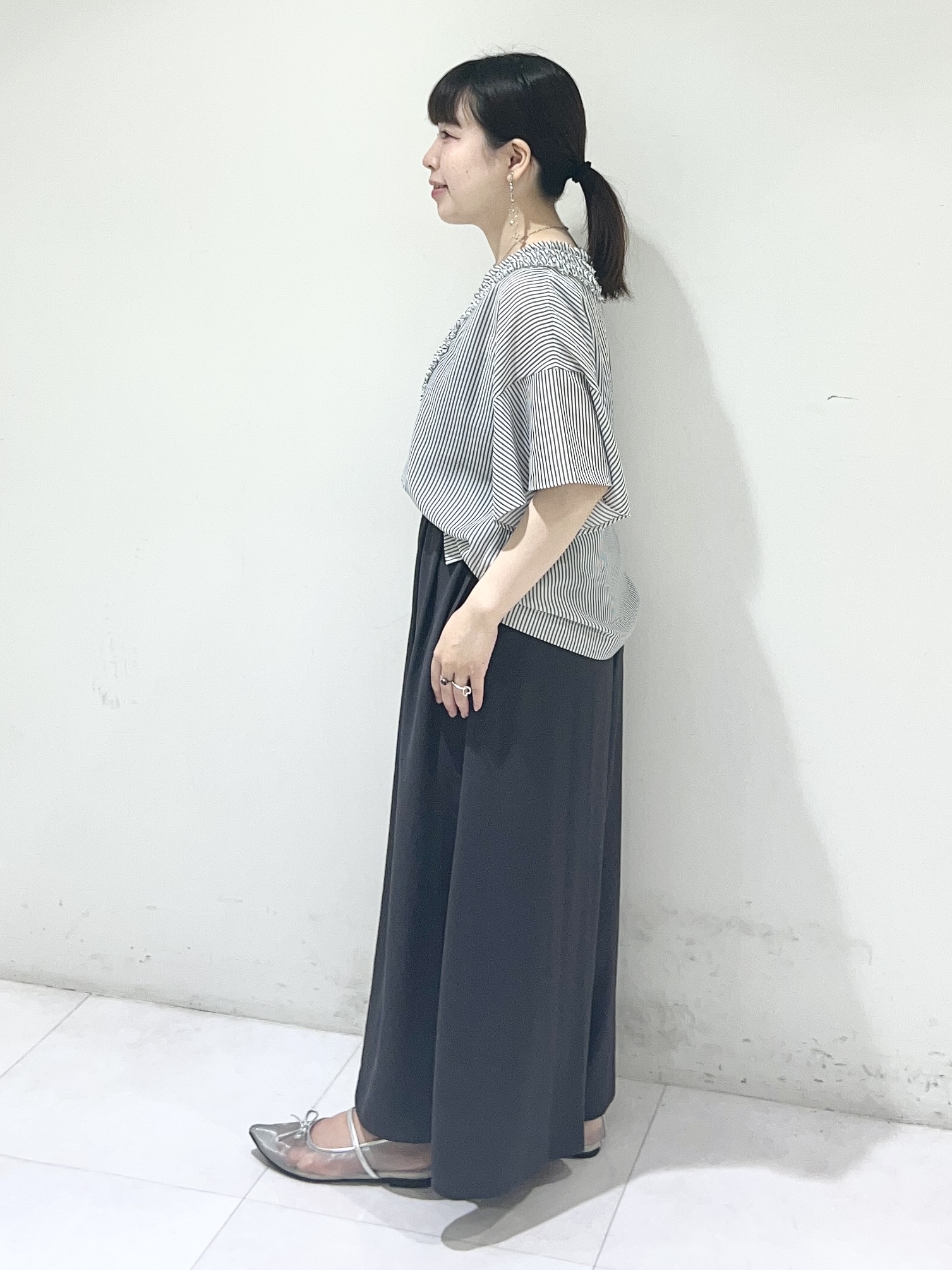 Mitsukiさんの「UNTITLED｜【接触冷感/通気性/洗える】Vネックフリルブラウス」を使ったコーディネート
