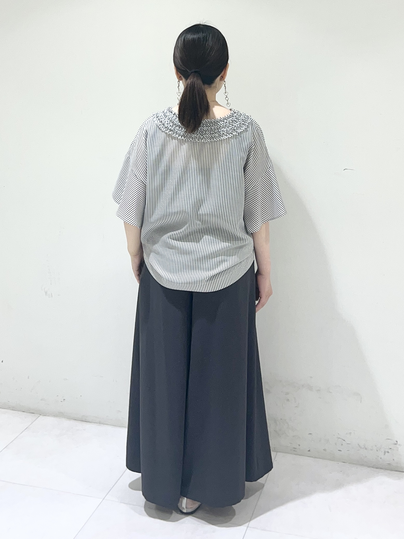 Mitsukiさんの「UNTITLED｜【接触冷感/通気性/洗える】Vネックフリルブラウス」を使ったコーディネート