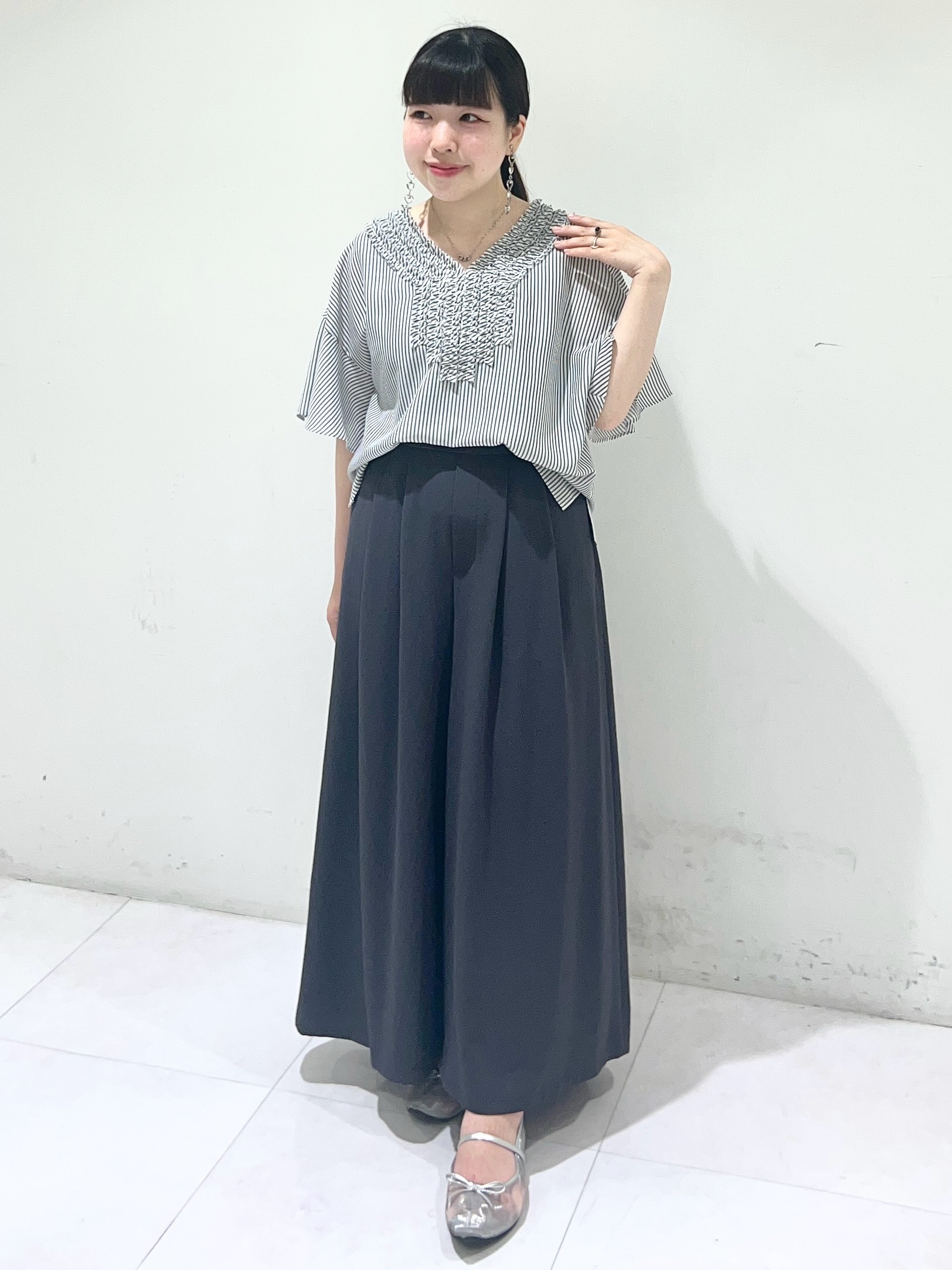 Mitsukiさんの「UNTITLED｜【接触冷感/通気性/洗える】Vネックフリルブラウス」を使ったコーディネート