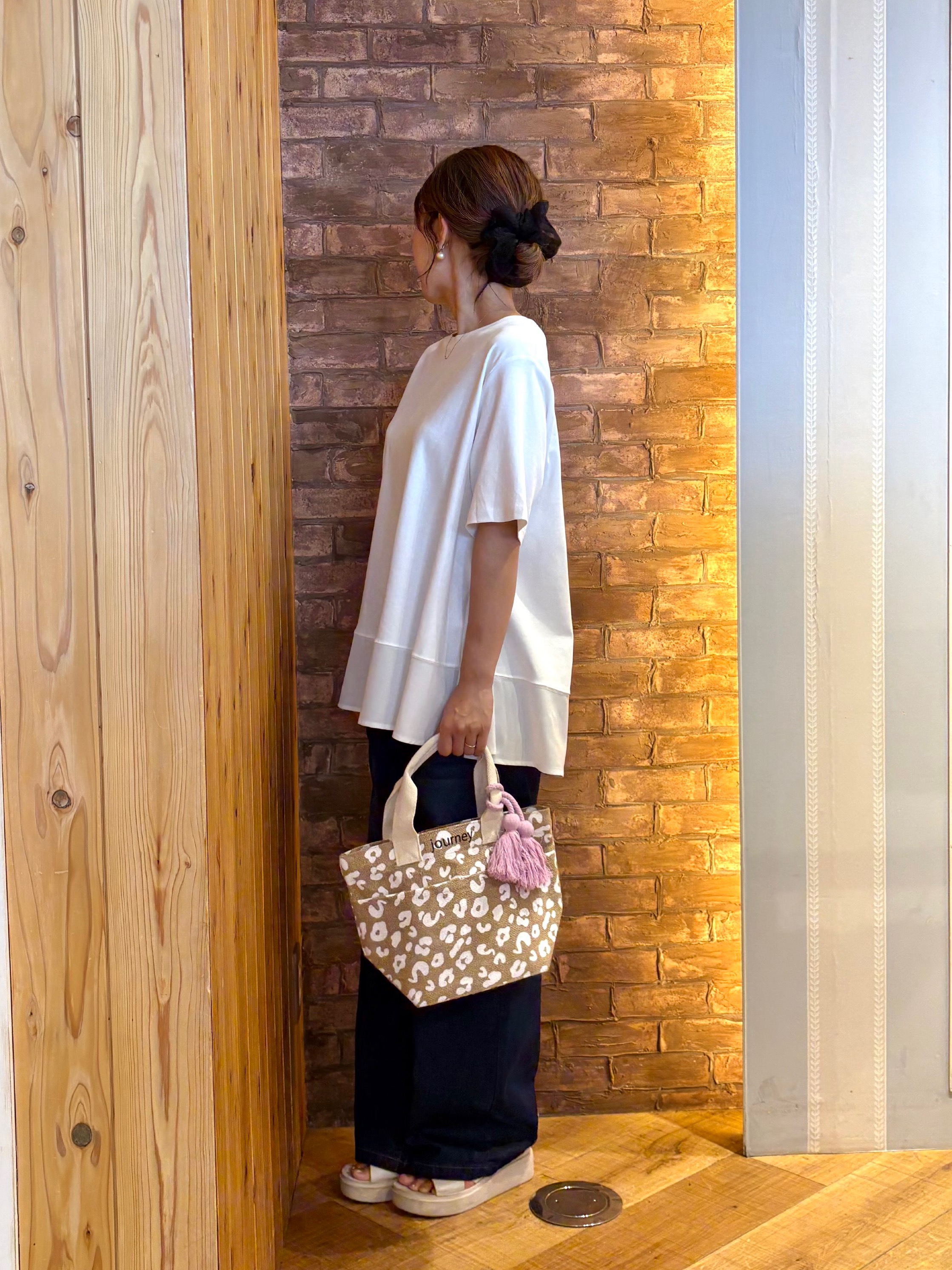 mieさんの「SHOO･LA･RUE｜【ひんやり/UV/抗菌防臭】体型カバーも叶う 裾切り替えAライントップス」を使ったコーディネート