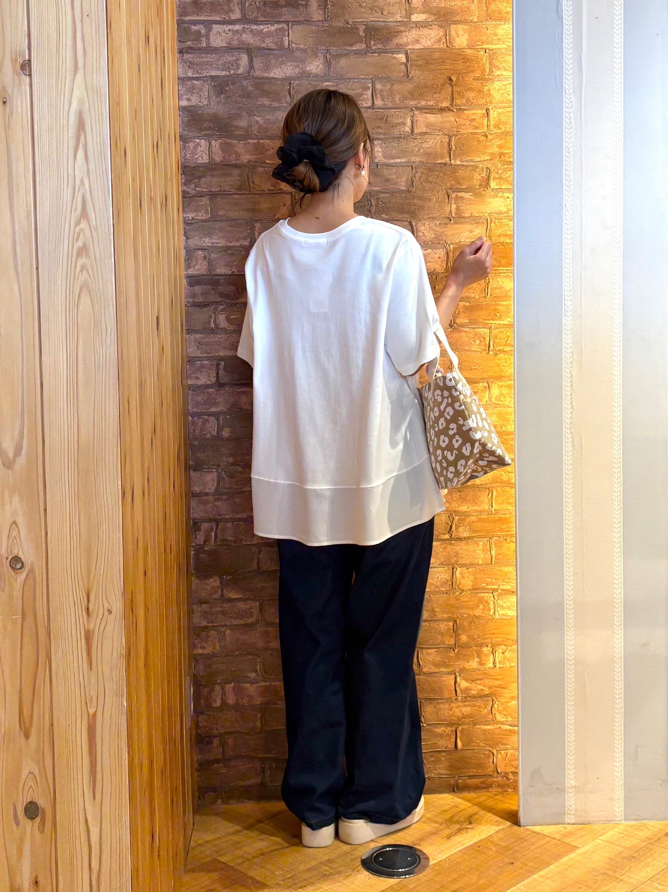 mieさんの「SHOO･LA･RUE｜【ひんやり/UV/抗菌防臭】体型カバーも叶う 裾切り替えAライントップス」を使ったコーディネート