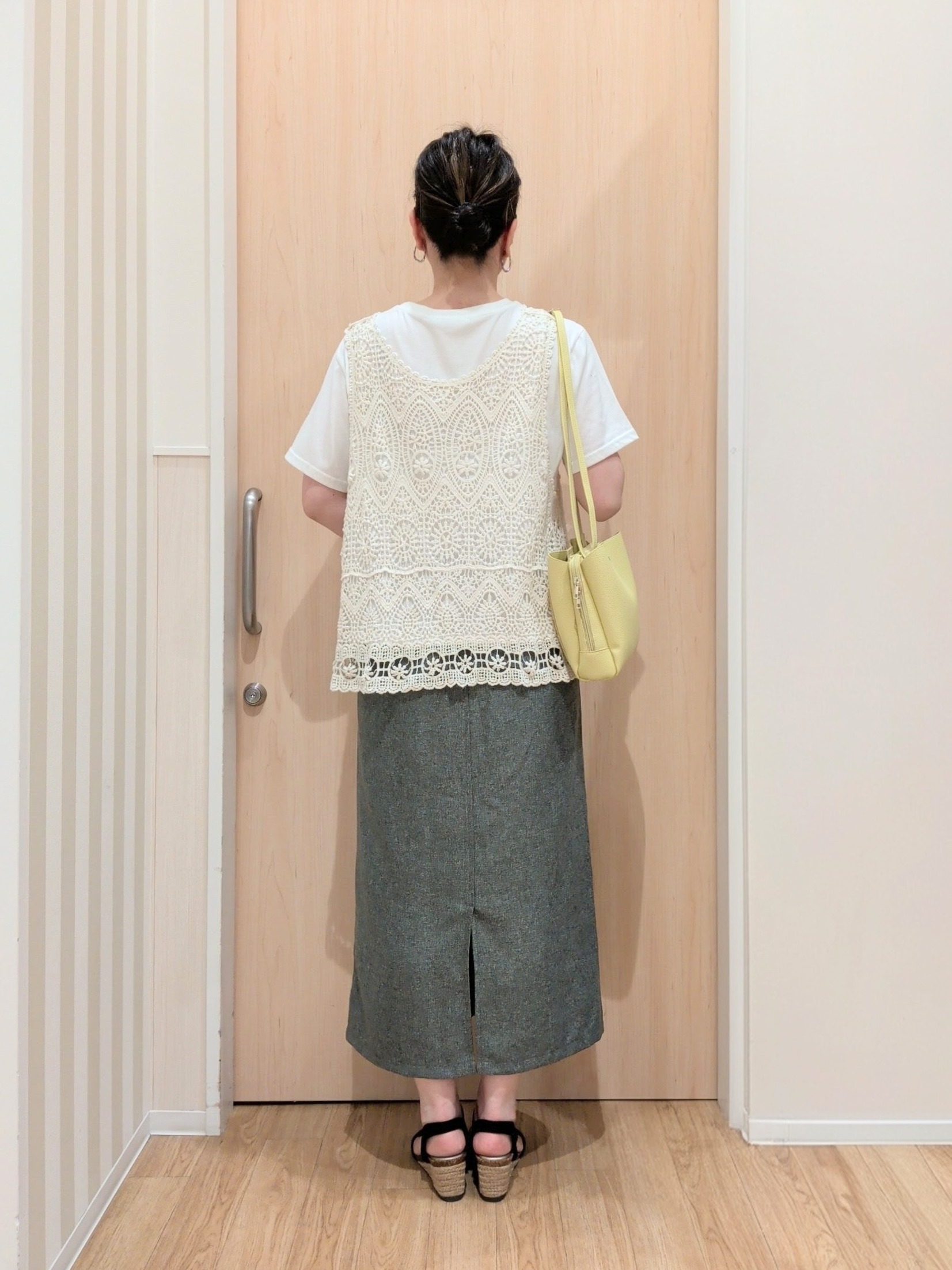 あさんの「SHOO･LA･RUE｜【2点セット/S-LL】透かしクロシェ編みベスト＋ロゴT 大人の涼やかセット」を使ったコーディネート