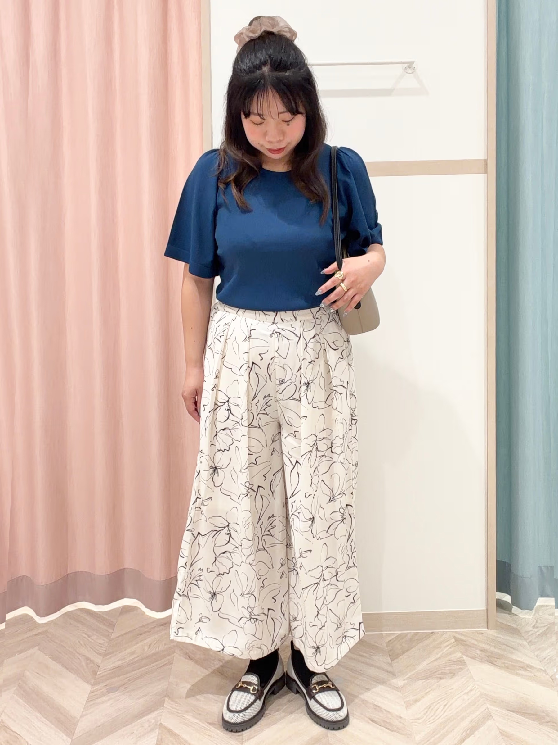 まちゃんなちゃんさんの「SHOO･LA･RUE｜【毎日洗える/ひんやり/UV/S-LL】二の腕かくせる フレアスリーブひらり5分袖ニット」を使ったコーディネート