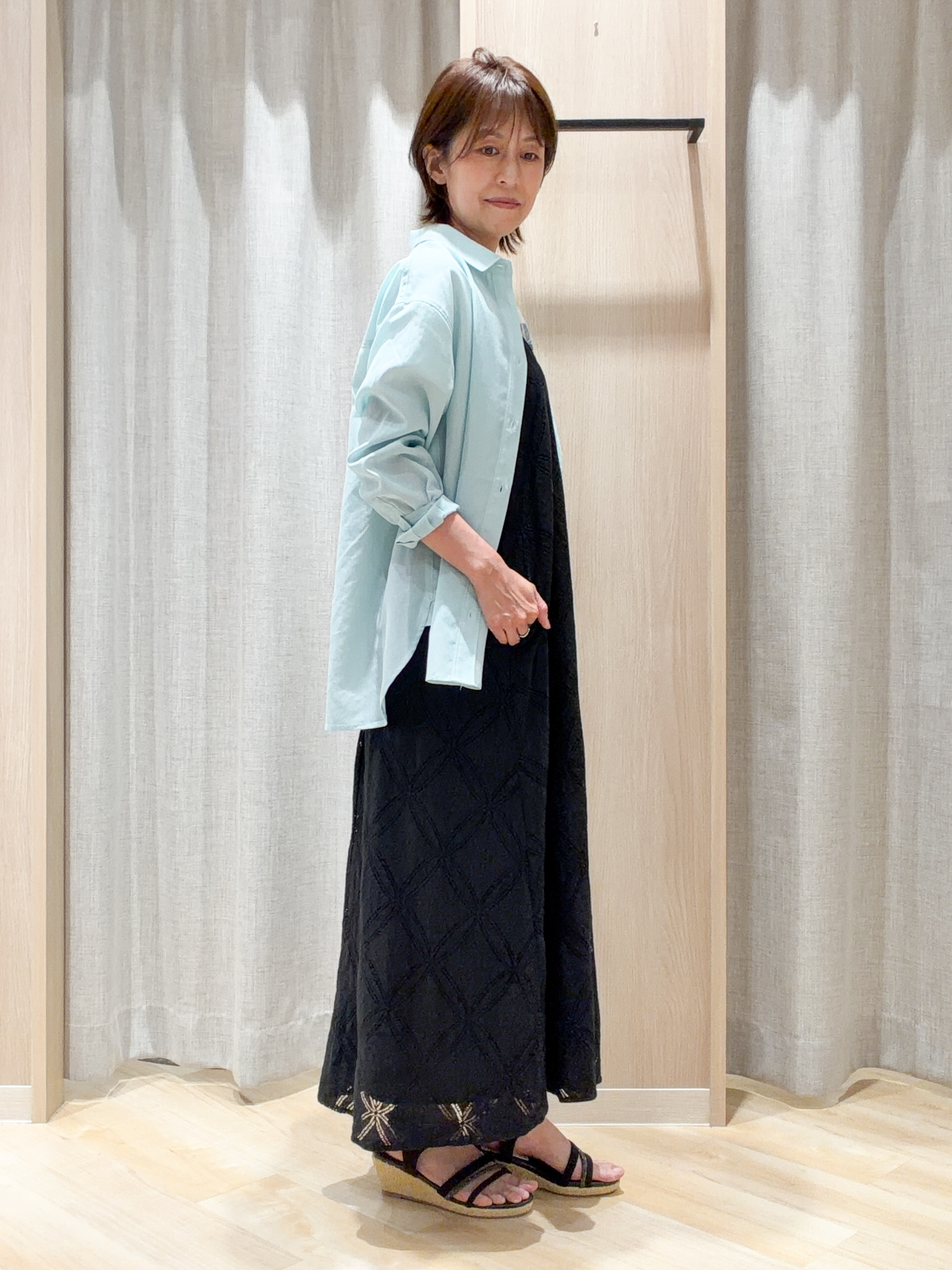 ヨッコさんの「grove｜【洗濯機OK・ひんやり】朝晩の気温差に◎軽やかシアーシャツ」を使ったコーディネート