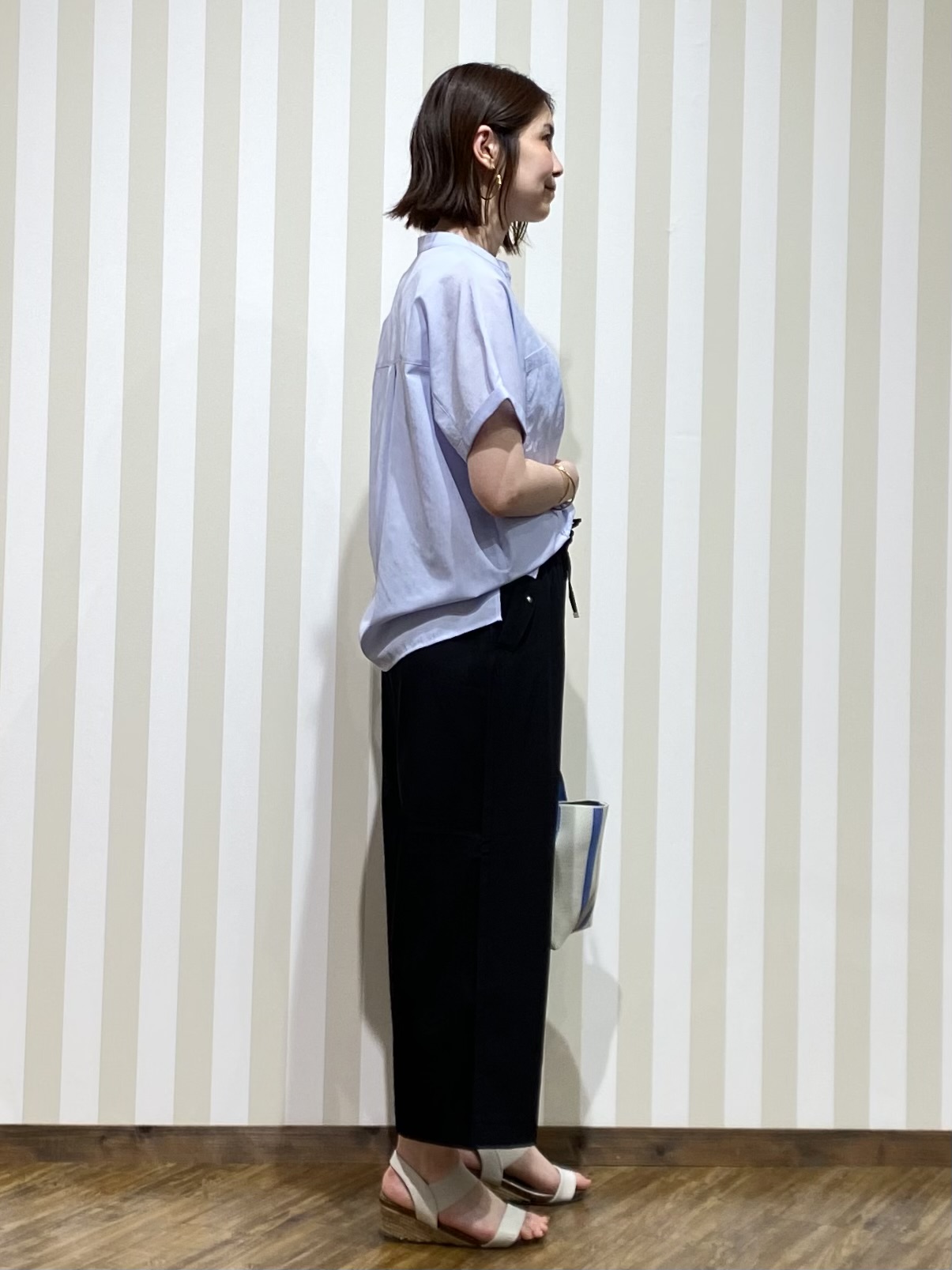 SAOさんの「SHOO･LA･RUE｜【さらり快適/洗濯機可/S-LL】風が通り抜ける 半袖バンドカラーシアーシャツ」を使ったコーディネート