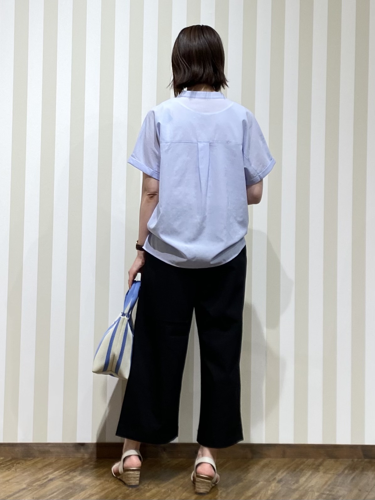 SAOさんの「SHOO･LA･RUE｜【さらり快適/洗濯機可/S-LL】風が通り抜ける 半袖バンドカラーシアーシャツ」を使ったコーディネート