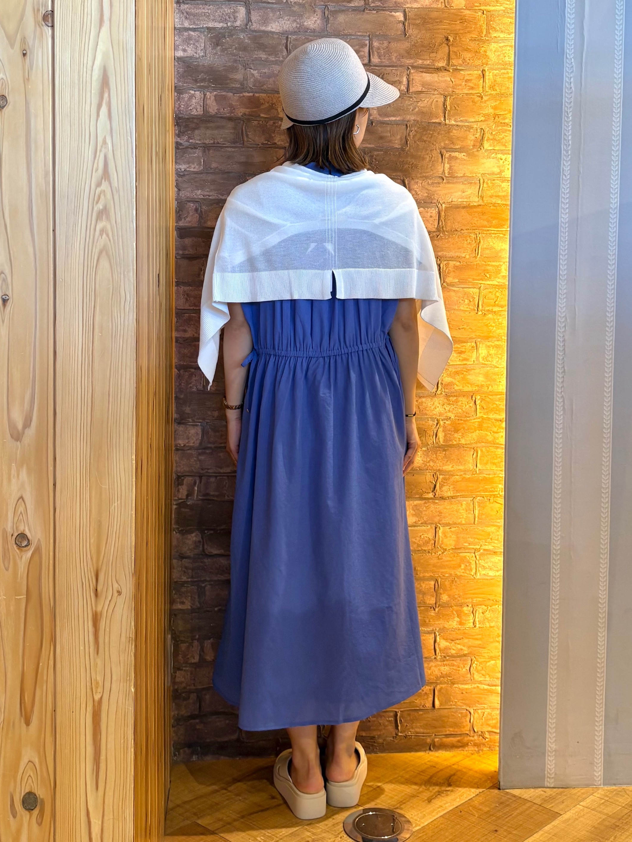 mieさんの「SHOO･LA･RUE｜【ひんやり/洗濯機可/S-LL】オンにもオフにも マルチに使えるボタンレスカーディガン」を使ったコーディネート