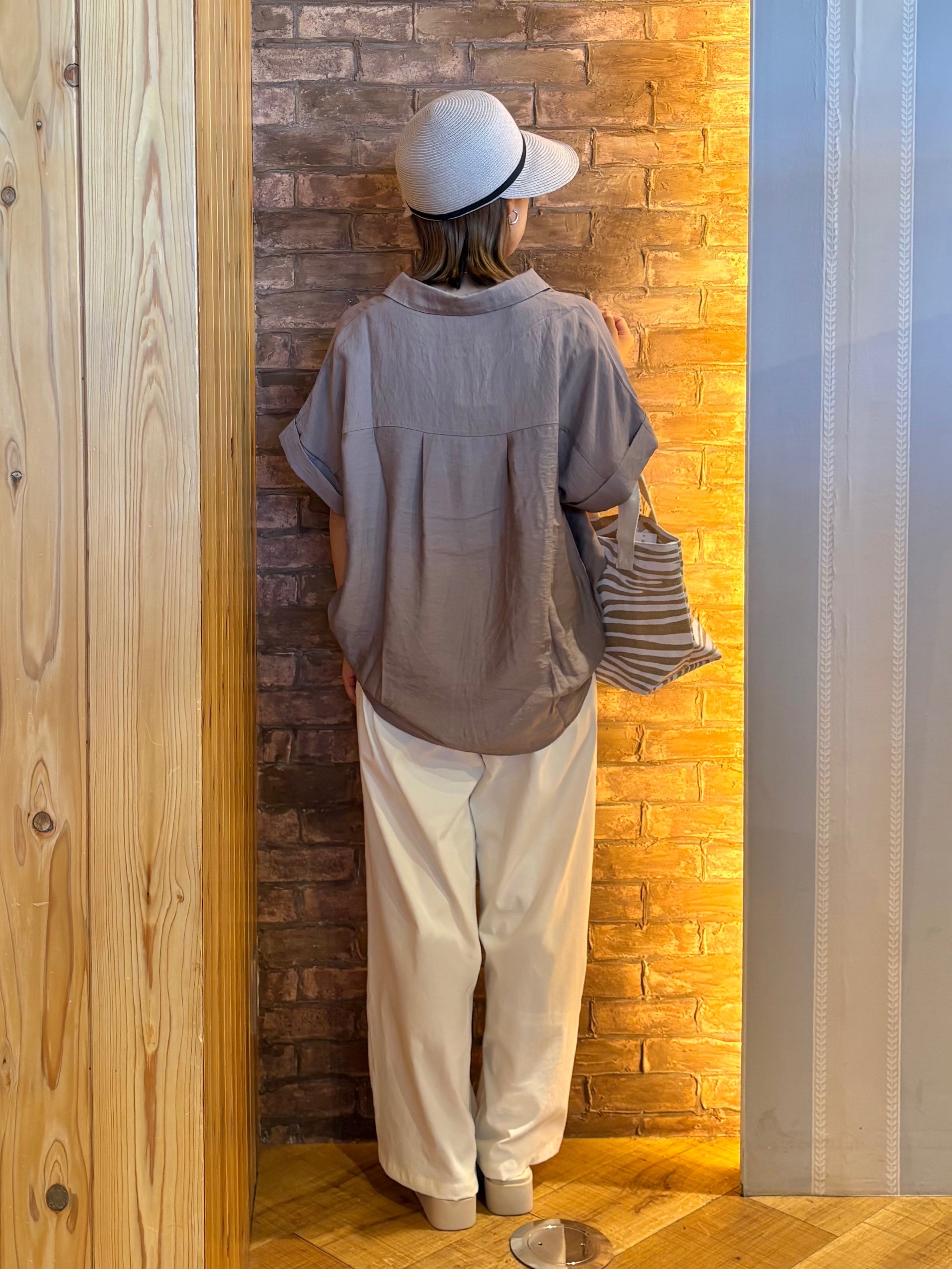mieさんの「SHOO･LA･RUE｜【ひんやり/S-LL/洗濯機可】インせず着られる 裾タック スキッパーシャツ」を使ったコーディネート