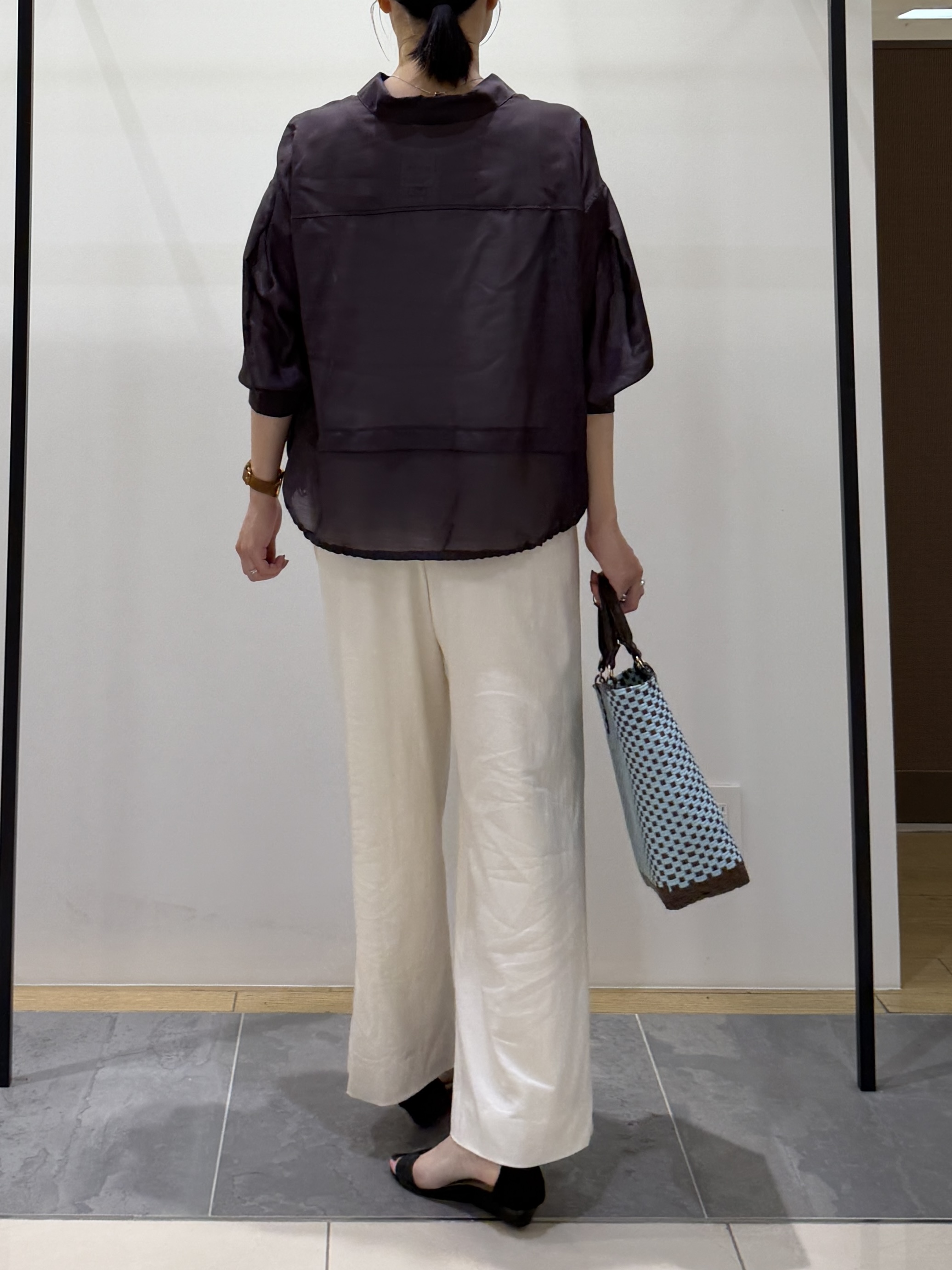 shihoさんの「INDIVI｜【接触冷感／洗える／2WAY】ドロスト付 シアーシャンブレーシャツ」を使ったコーディネート