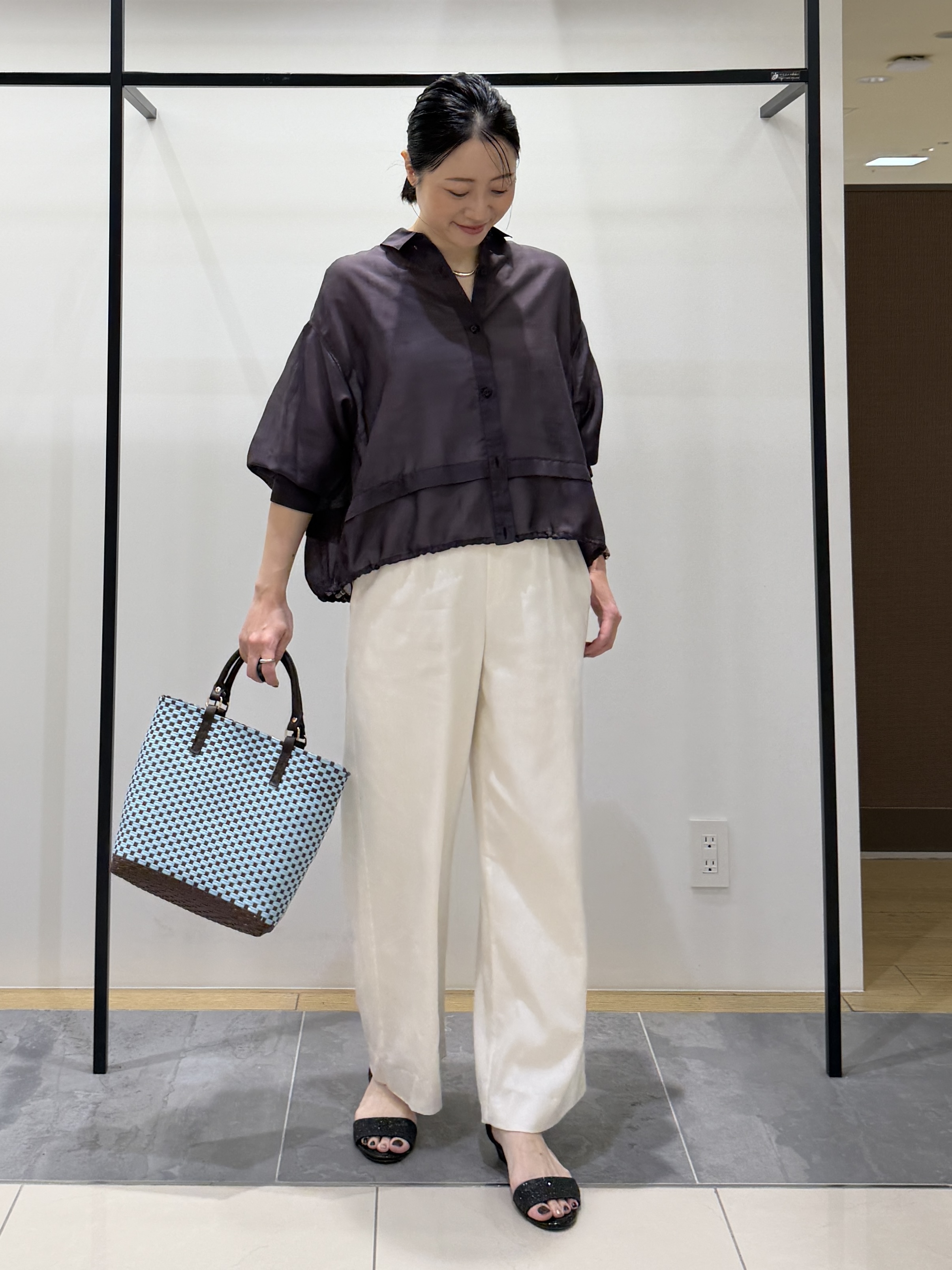 shihoさんの「INDIVI｜【接触冷感／洗える／2WAY】ドロスト付 シアーシャンブレーシャツ」を使ったコーディネート