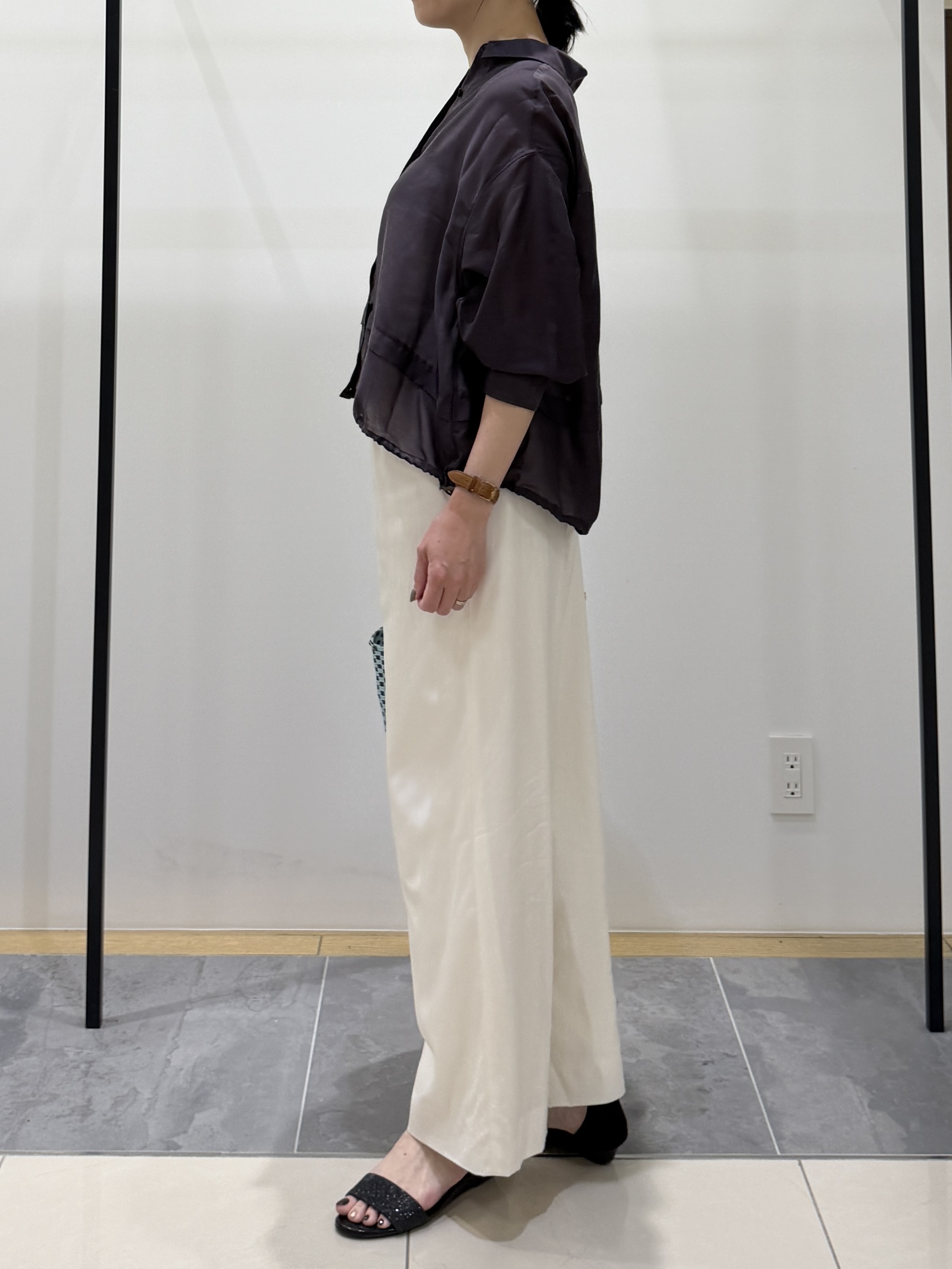 shihoさんの「INDIVI｜【接触冷感／洗える／2WAY】ドロスト付 シアーシャンブレーシャツ」を使ったコーディネート