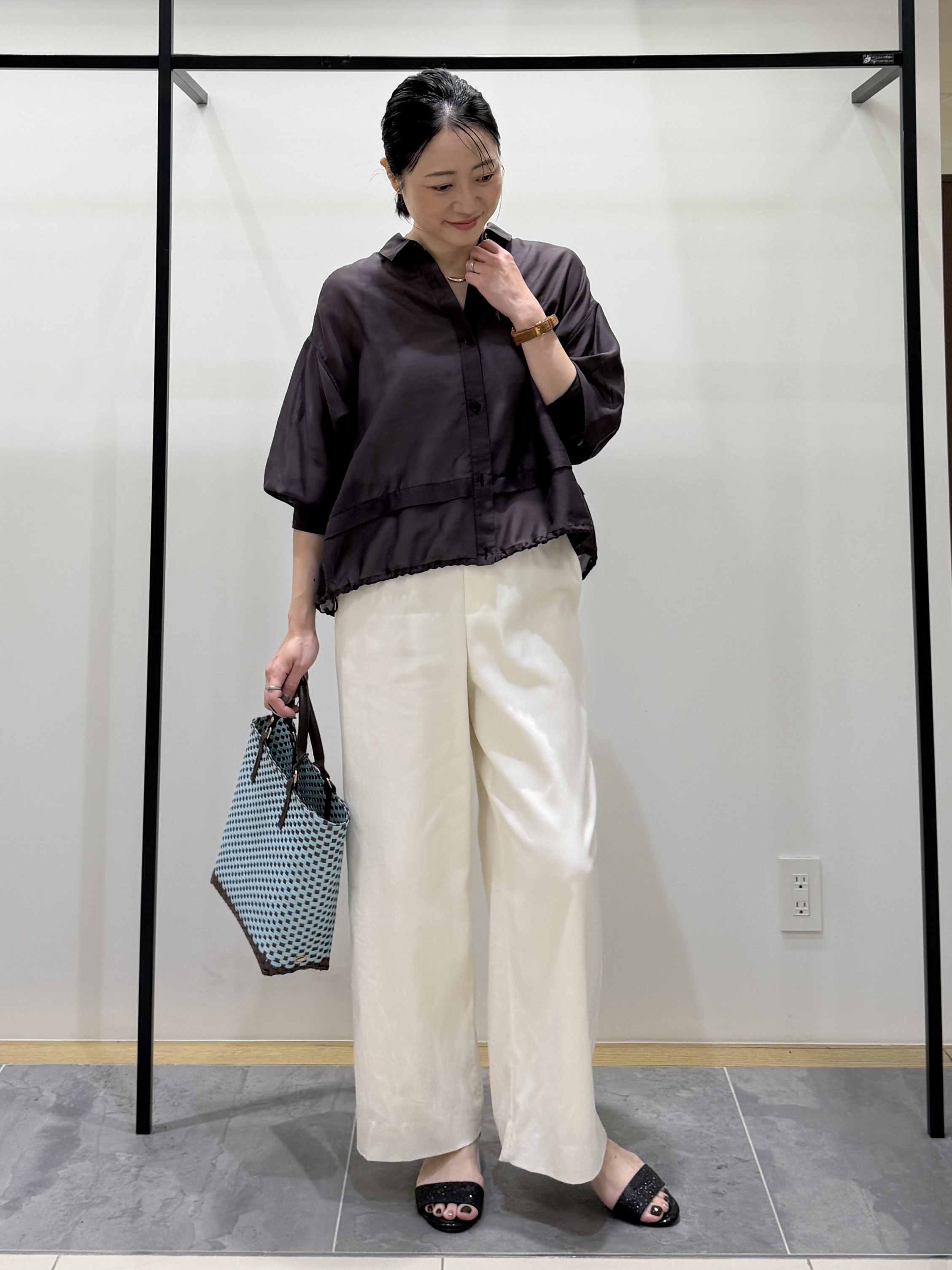 shihoさんの「INDIVI｜【接触冷感／洗える／2WAY】ドロスト付 シアーシャンブレーシャツ」を使ったコーディネート