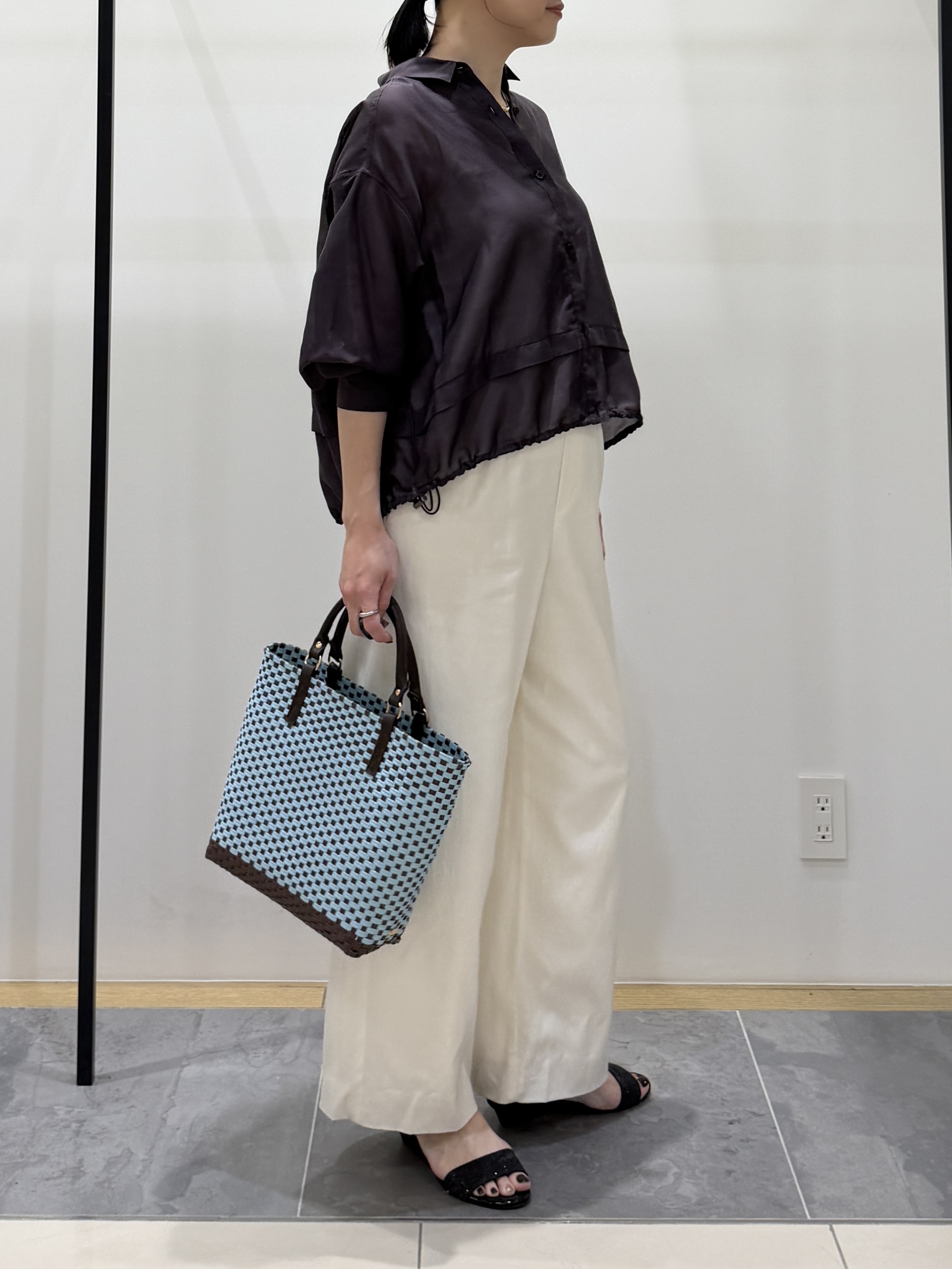 shihoさんの「INDIVI｜【接触冷感／洗える／2WAY】ドロスト付 シアーシャンブレーシャツ」を使ったコーディネート