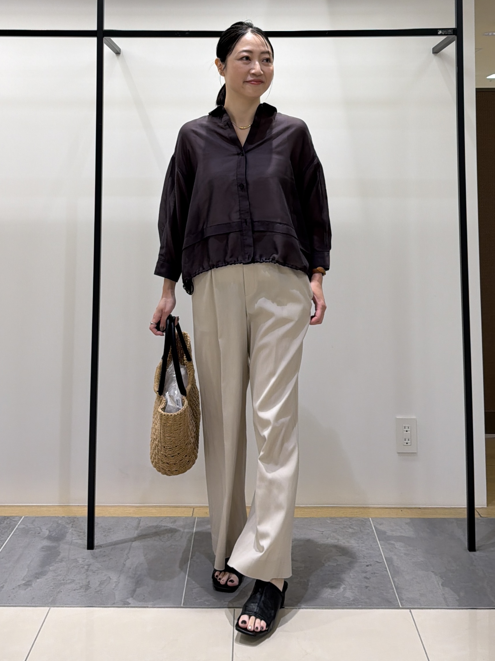 shihoさんの「INDIVI｜【接触冷感／洗える／2WAY】ドロスト付 シアーシャンブレーシャツ」を使ったコーディネート