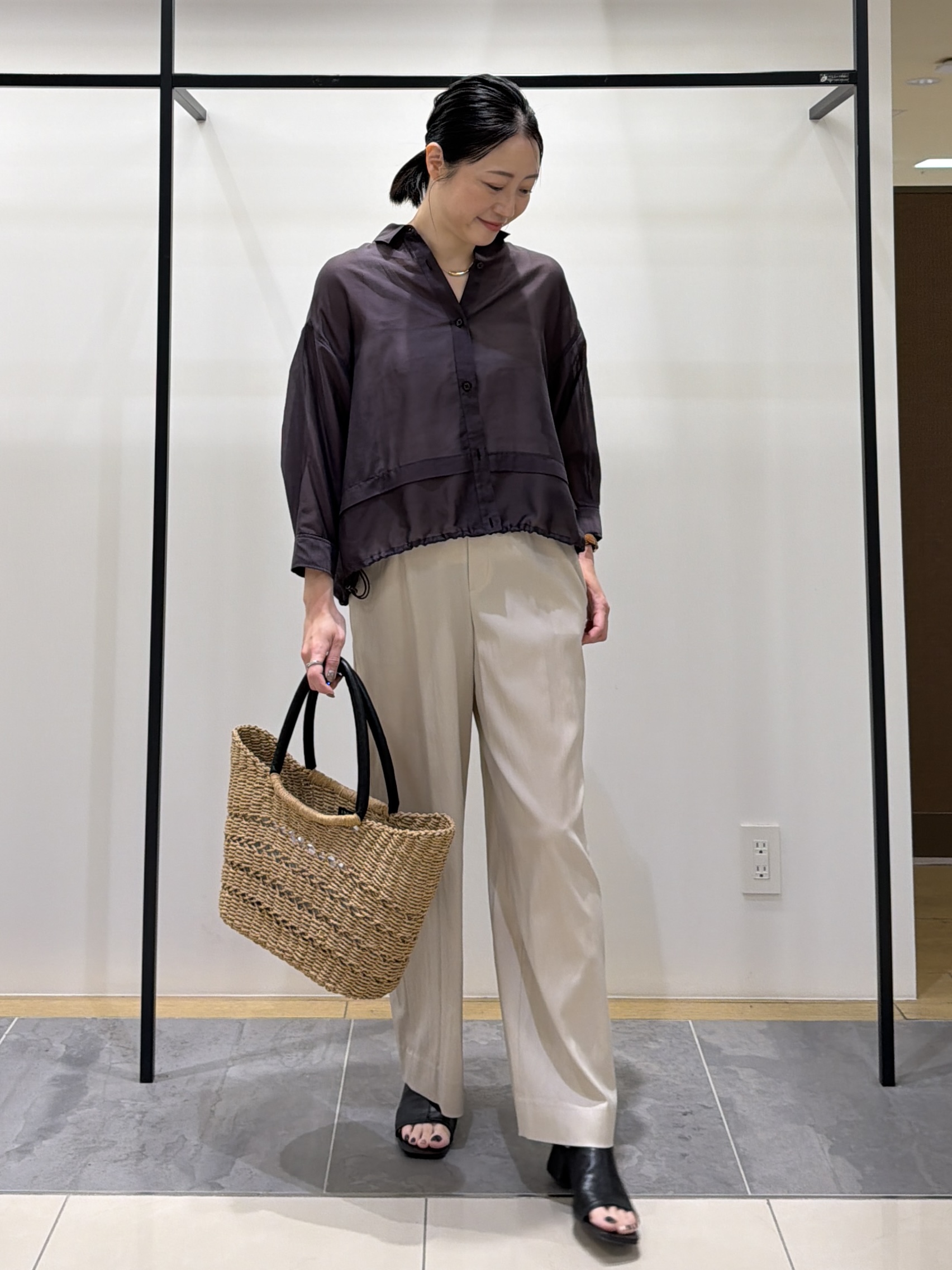 shihoさんの「INDIVI｜【接触冷感／洗える／2WAY】ドロスト付 シアーシャンブレーシャツ」を使ったコーディネート