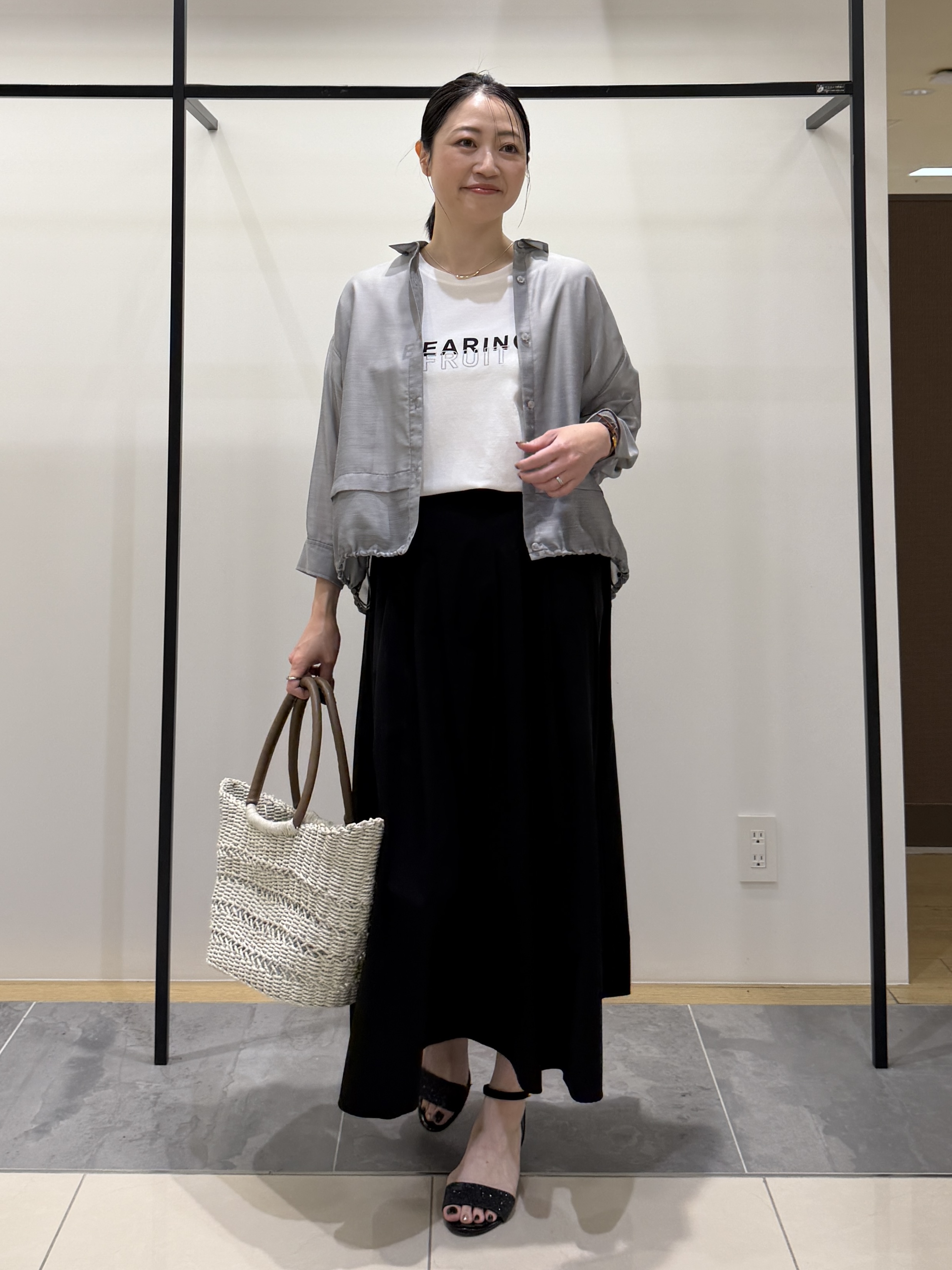 shihoさんの「INDIVI｜【接触冷感／洗える／2WAY】ドロスト付 シアーシャンブレーシャツ」を使ったコーディネート