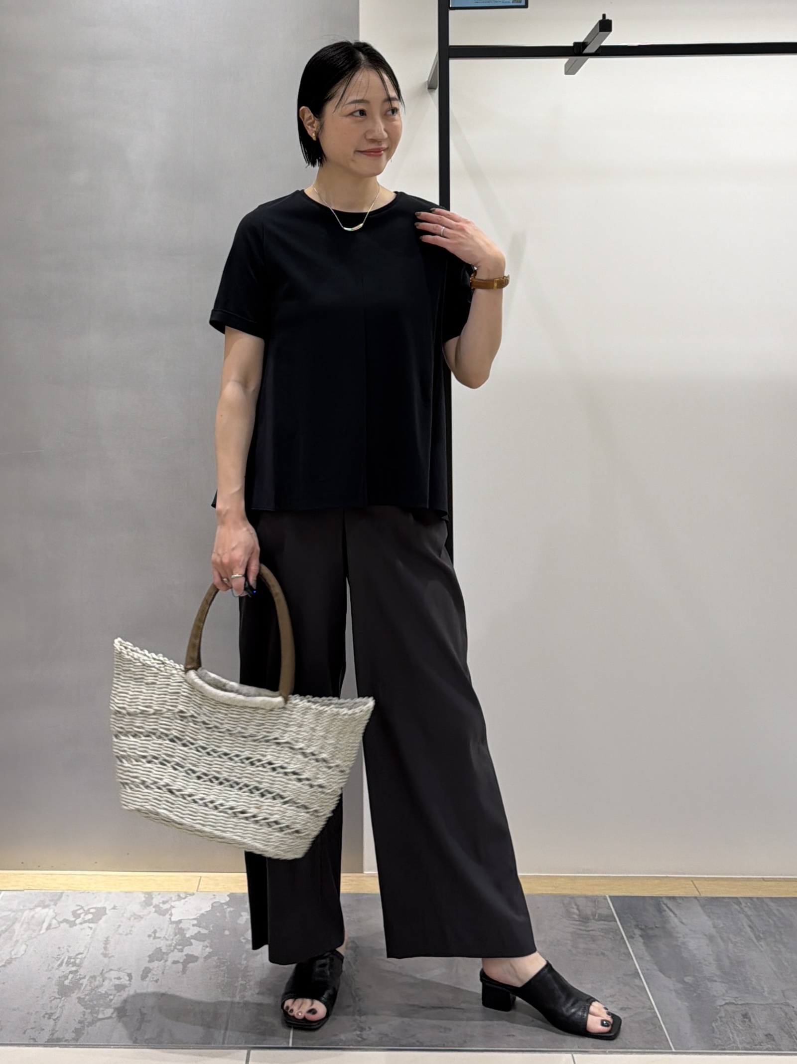 shihoさんの「INDIVI｜【バックシャン】異素材ドッキングプルオーバー」を使ったコーディネート