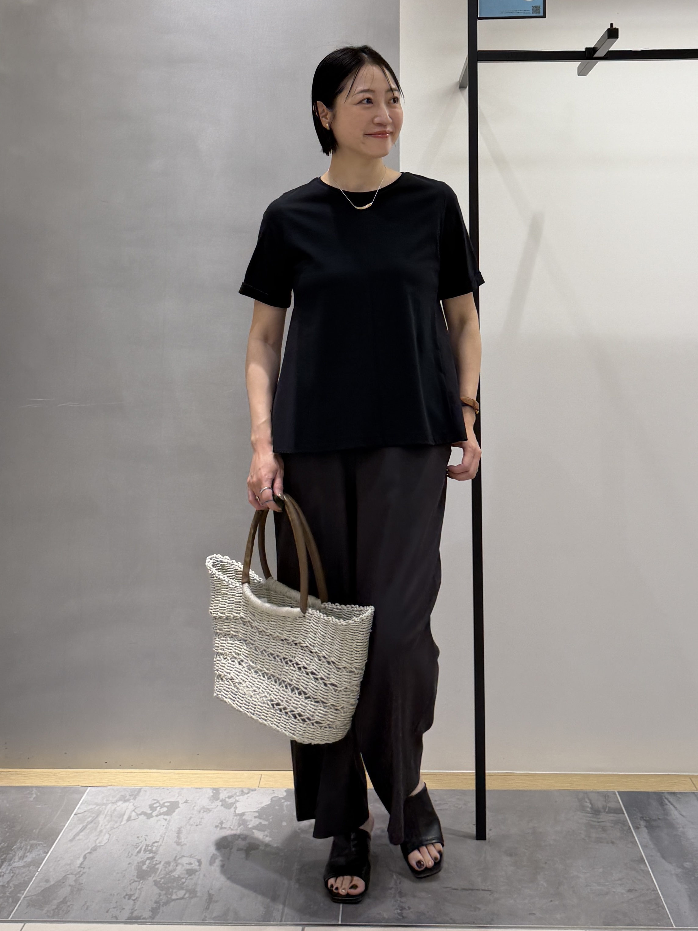 shihoさんの「INDIVI｜【バックシャン】異素材ドッキングプルオーバー」を使ったコーディネート