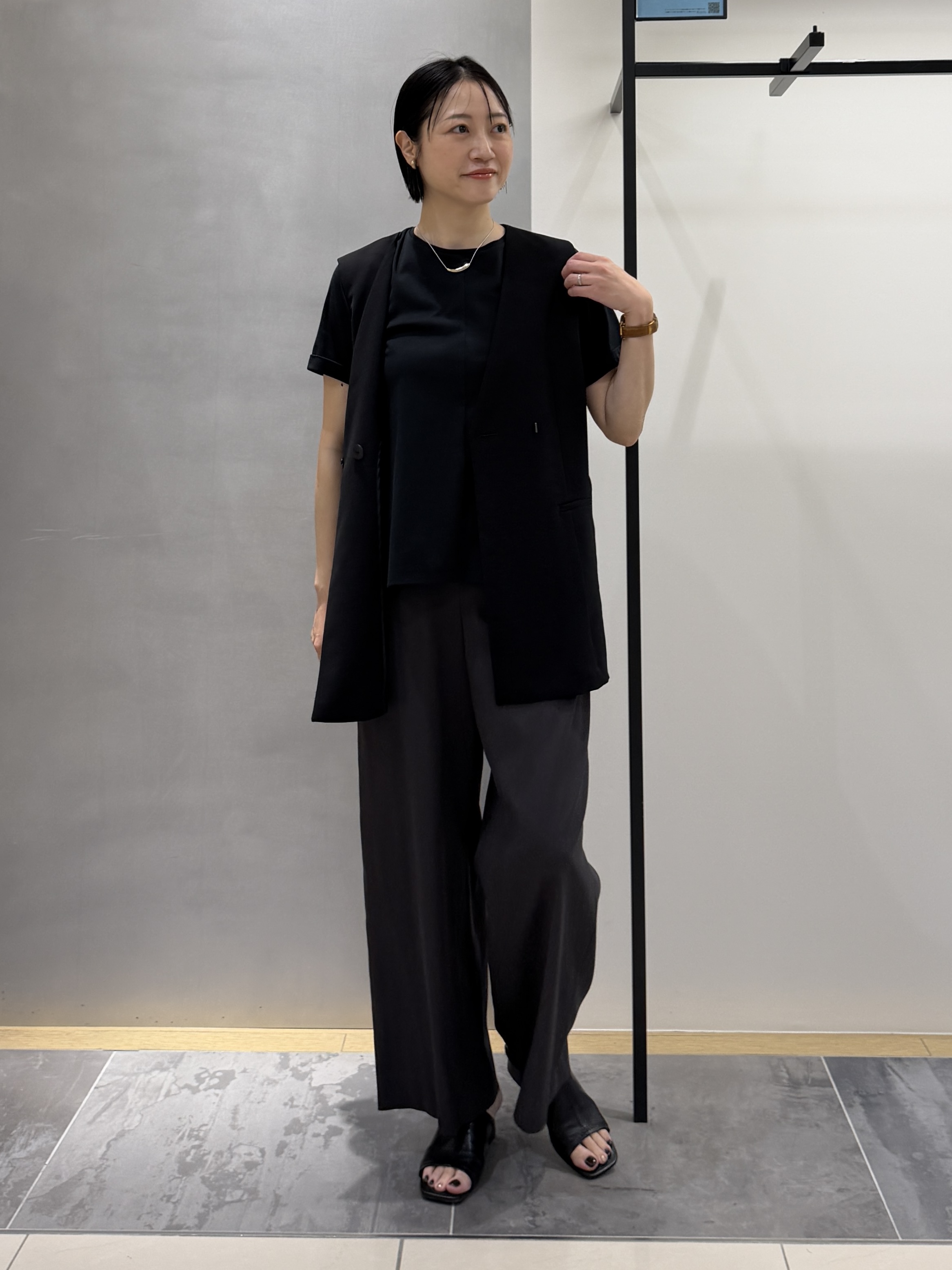 shihoさんの「INDIVI｜【バックシャン】異素材ドッキングプルオーバー」を使ったコーディネート