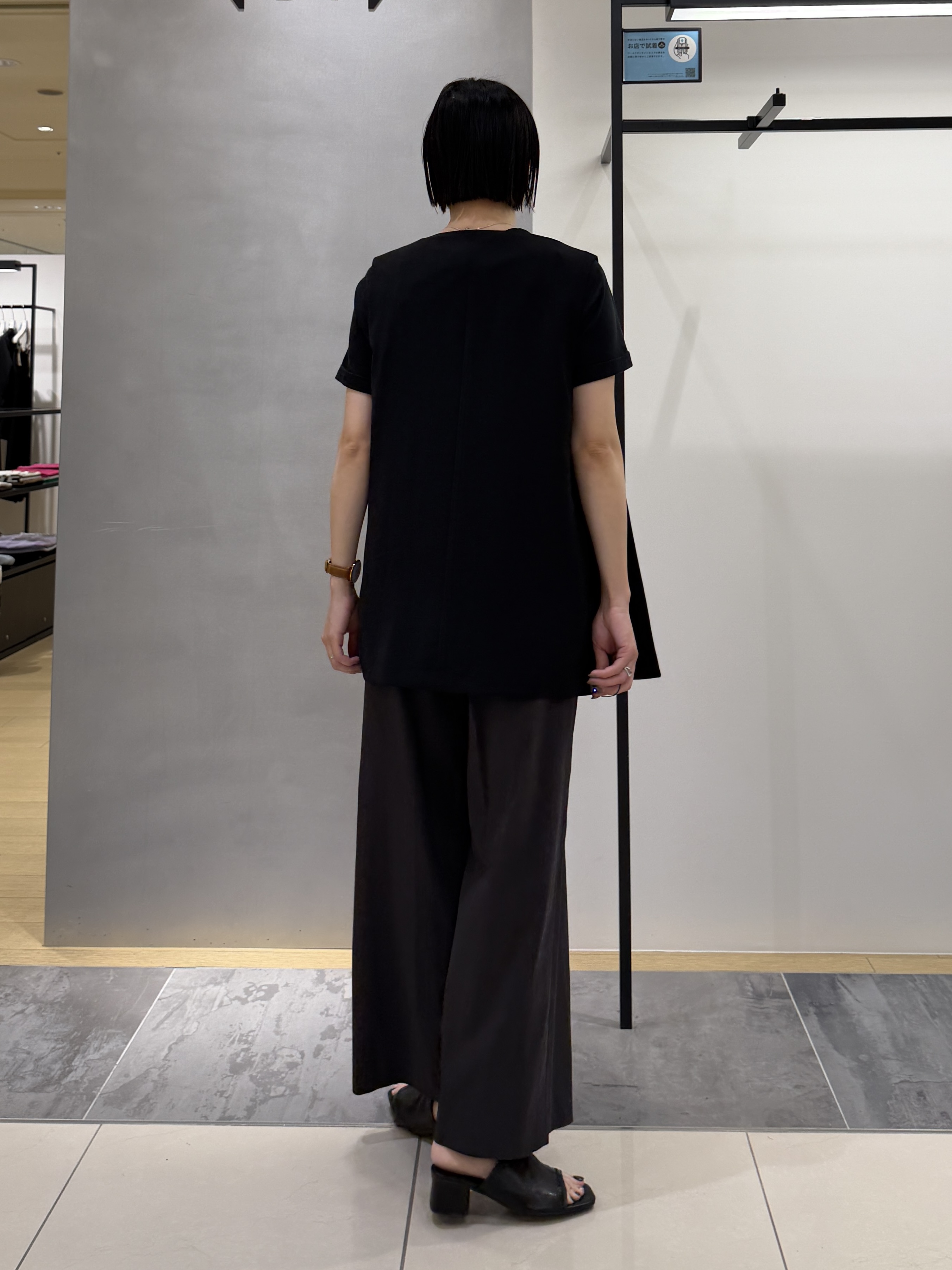 shihoさんの「INDIVI｜【バックシャン】異素材ドッキングプルオーバー」を使ったコーディネート