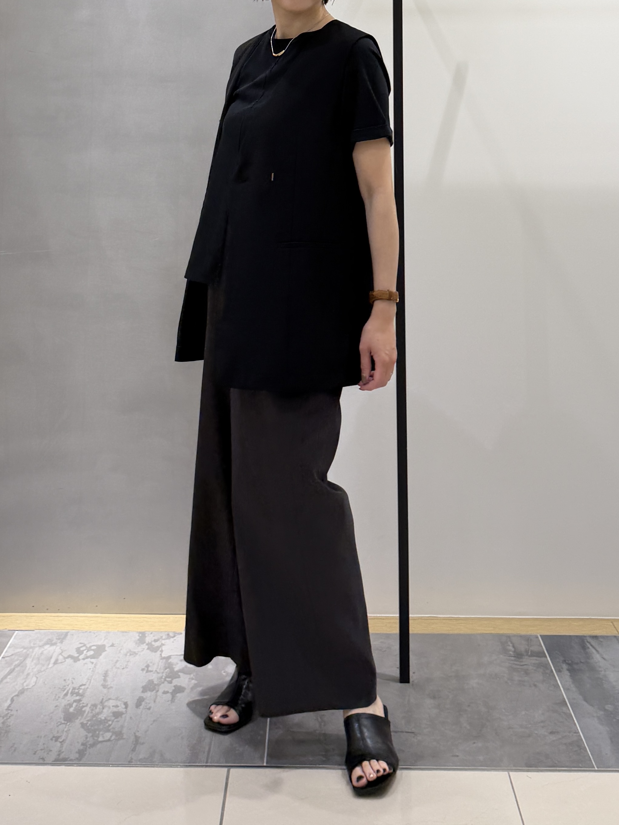 shihoさんの「INDIVI｜【バックシャン】異素材ドッキングプルオーバー」を使ったコーディネート