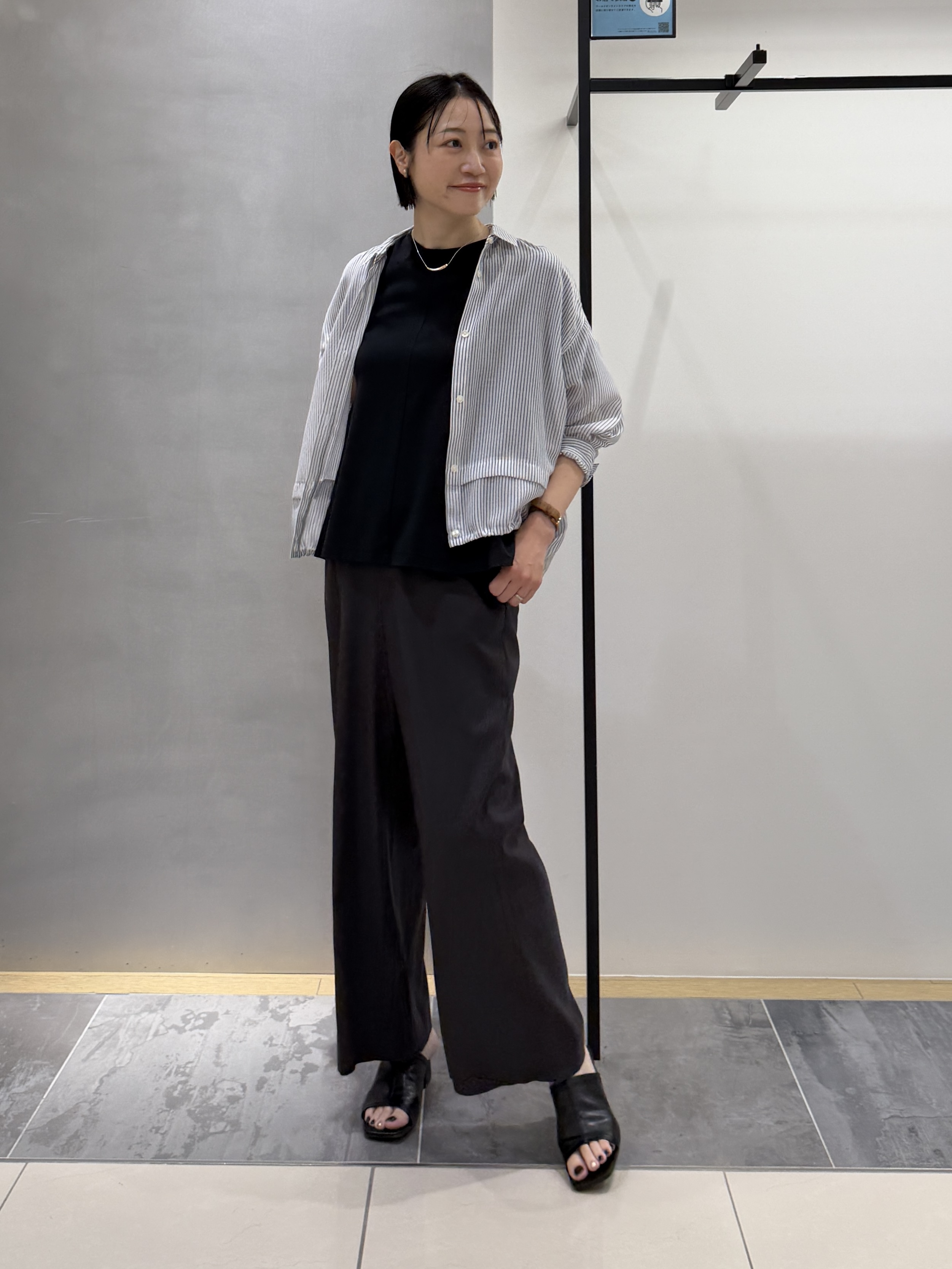 shihoさんの「INDIVI｜【接触冷感／洗える／2WAY】ドロスト付 シアーシャンブレーシャツ」を使ったコーディネート