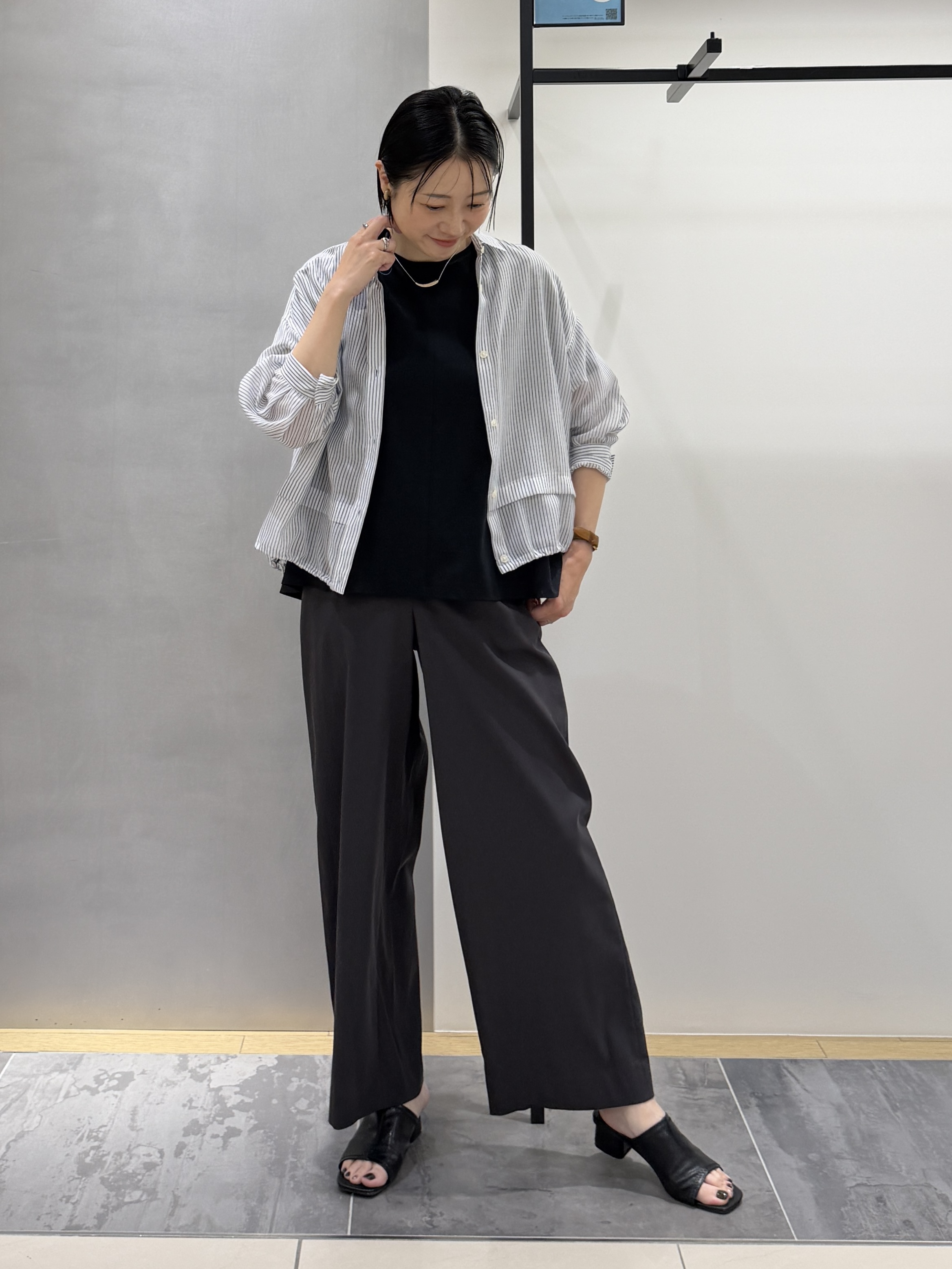 shihoさんの「INDIVI｜【接触冷感／洗える／2WAY】ドロスト付 シアーシャンブレーシャツ」を使ったコーディネート