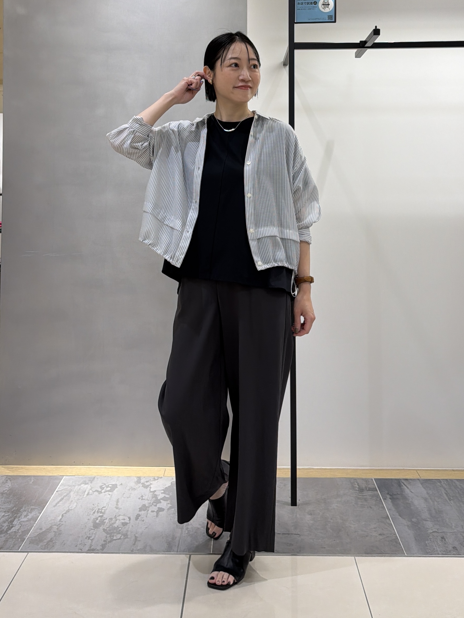 shihoさんの「INDIVI｜【接触冷感／洗える／2WAY】ドロスト付 シアーシャンブレーシャツ」を使ったコーディネート