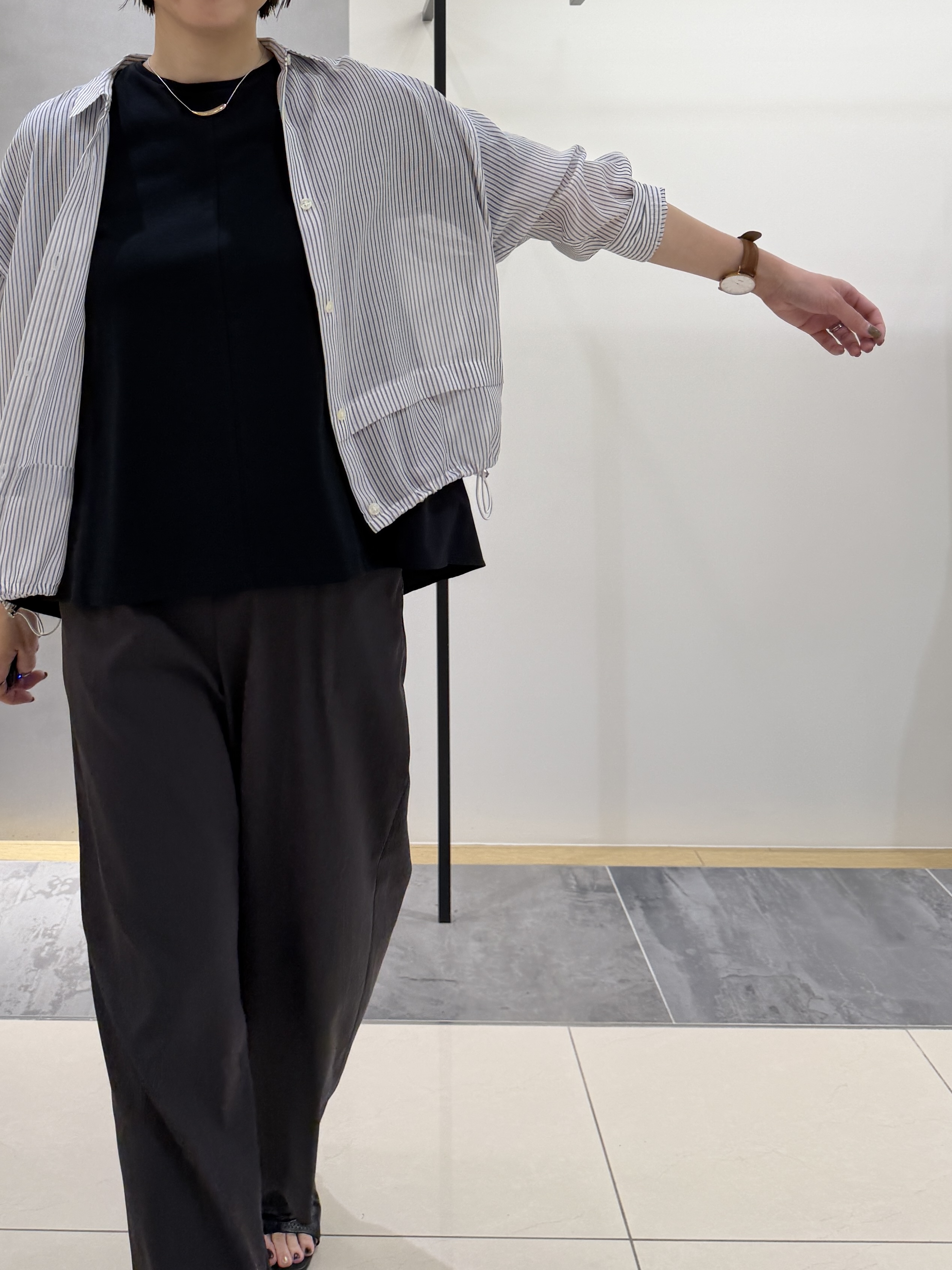 shihoさんの「INDIVI｜【接触冷感／洗える／2WAY】ドロスト付 シアーシャンブレーシャツ」を使ったコーディネート