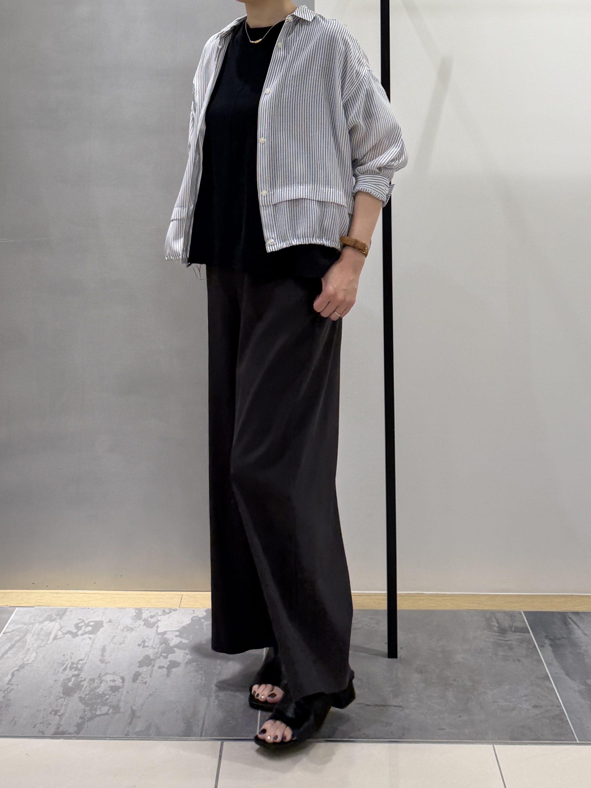 shihoさんの「INDIVI｜【接触冷感／洗える／2WAY】ドロスト付 シアーシャンブレーシャツ」を使ったコーディネート