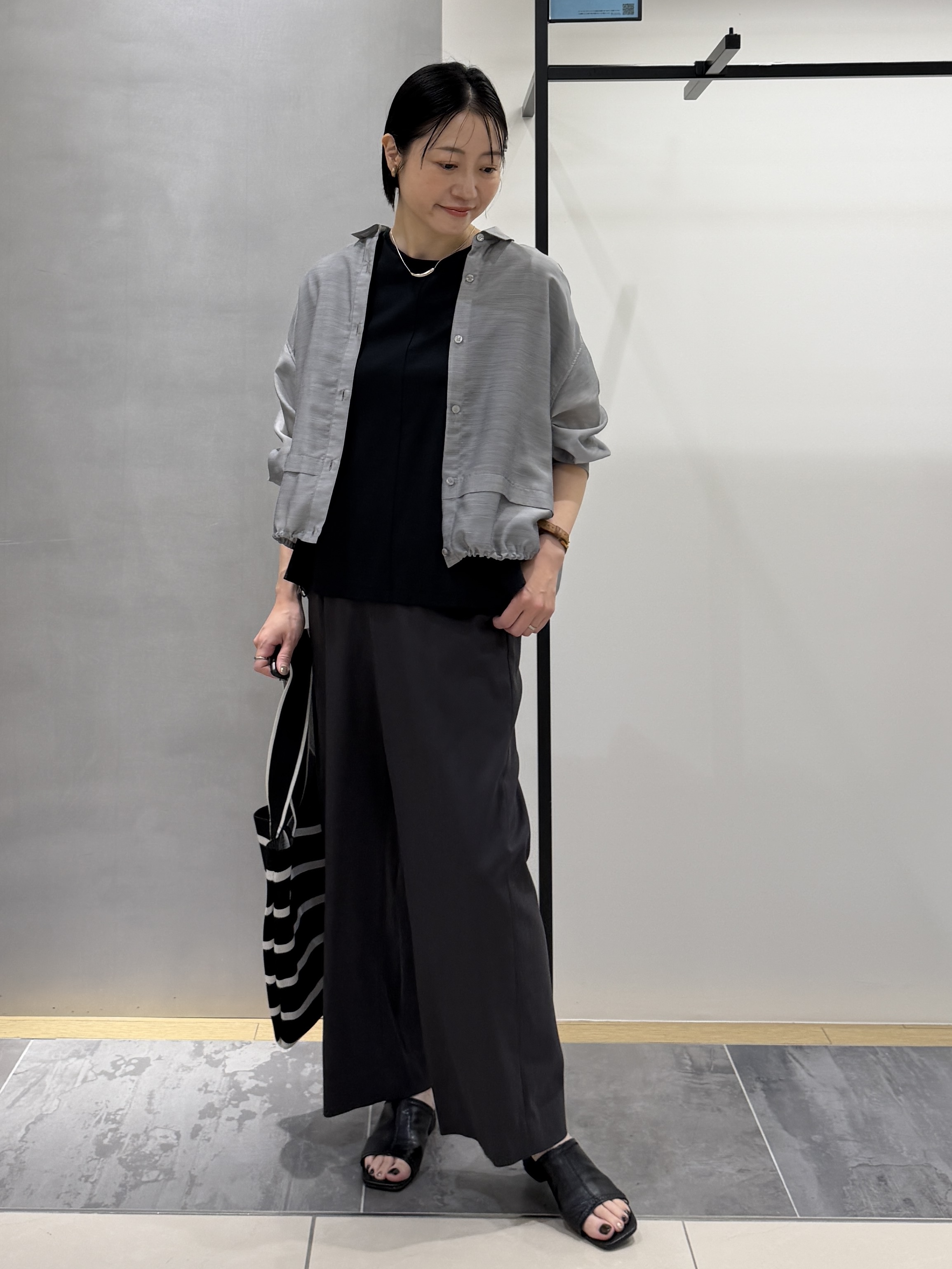 shihoさんの「INDIVI｜【接触冷感／洗える／2WAY】ドロスト付 シアーシャンブレーシャツ」を使ったコーディネート