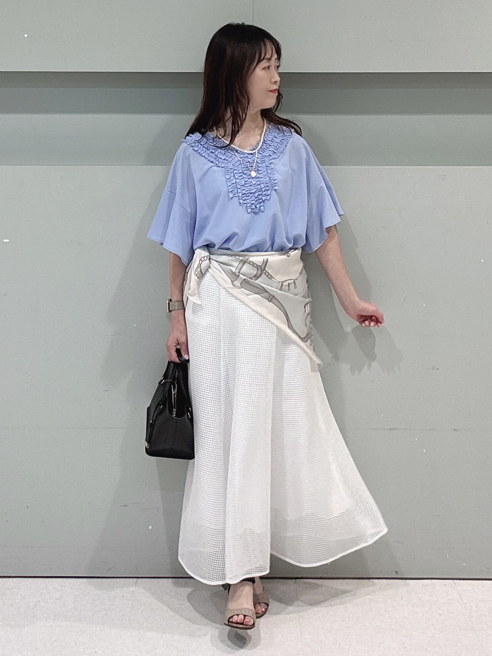 makiさんの「UNTITLED｜【接触冷感/通気性/洗える】Vネックフリルブラウス」を使ったコーディネート