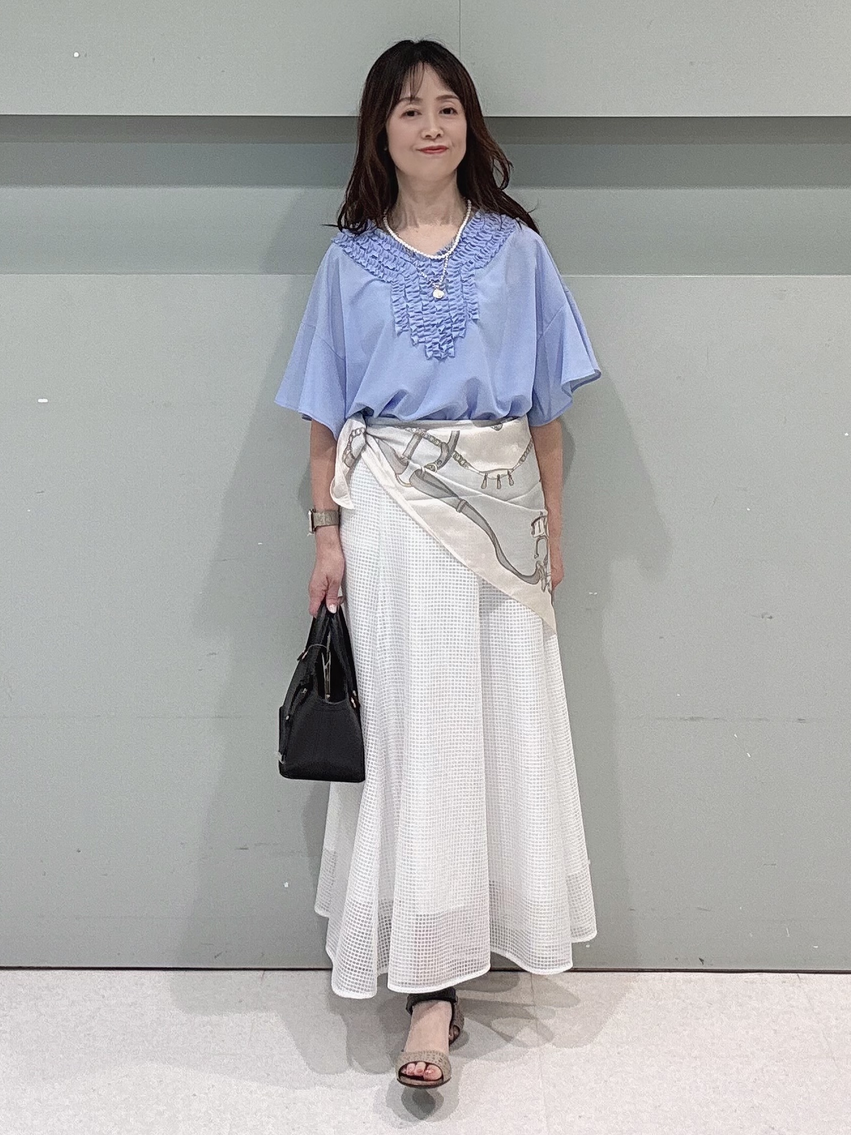makiさんの「UNTITLED｜【接触冷感/通気性/洗える】Vネックフリルブラウス」を使ったコーディネート
