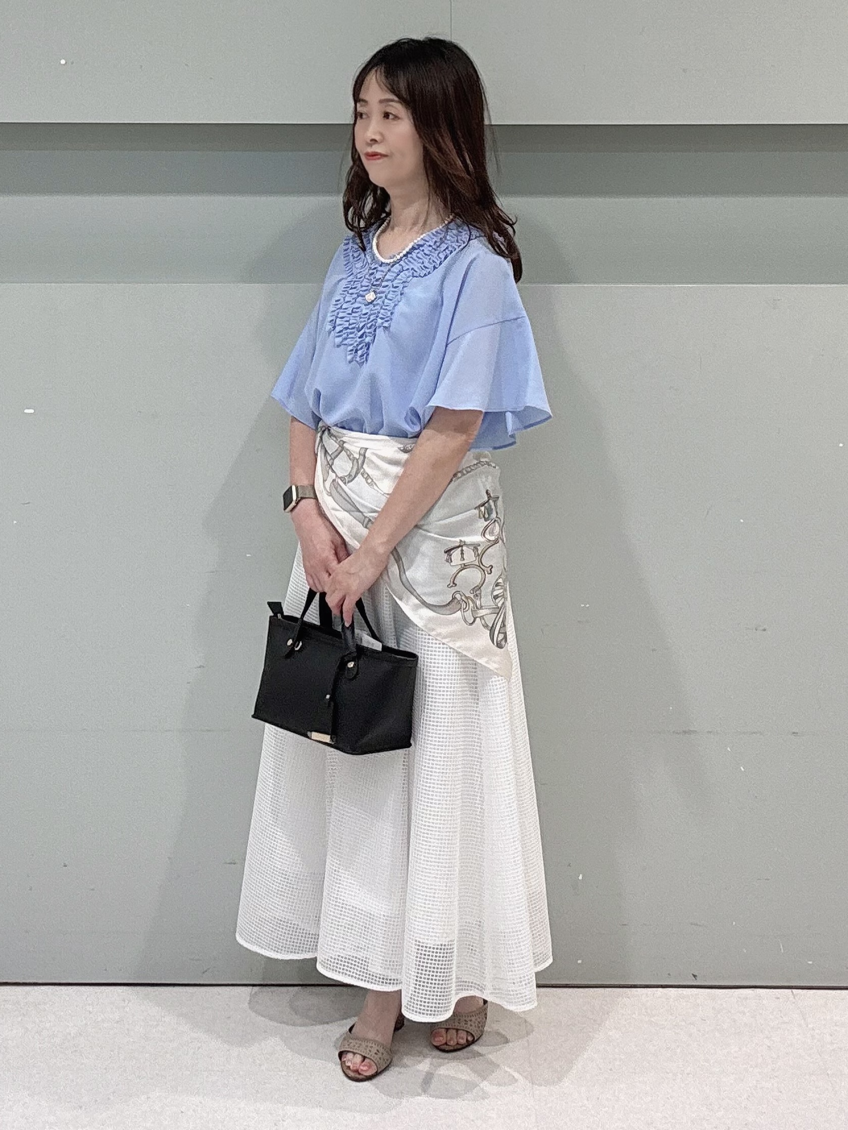 makiさんの「UNTITLED｜【接触冷感/通気性/洗える】Vネックフリルブラウス」を使ったコーディネート