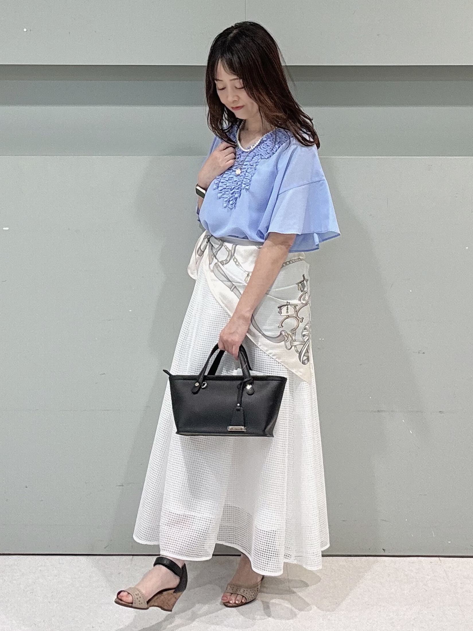makiさんの「UNTITLED｜【接触冷感/通気性/洗える】Vネックフリルブラウス」を使ったコーディネート