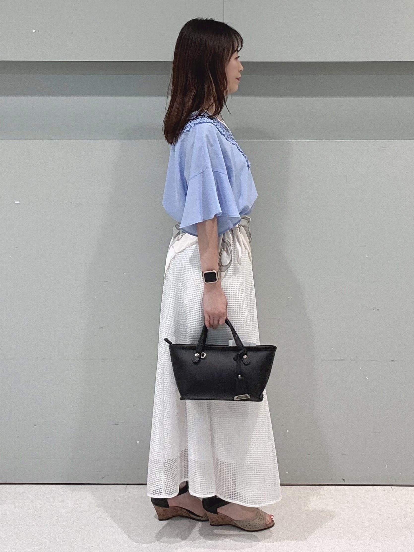 makiさんの「UNTITLED｜【接触冷感/通気性/洗える】Vネックフリルブラウス」を使ったコーディネート