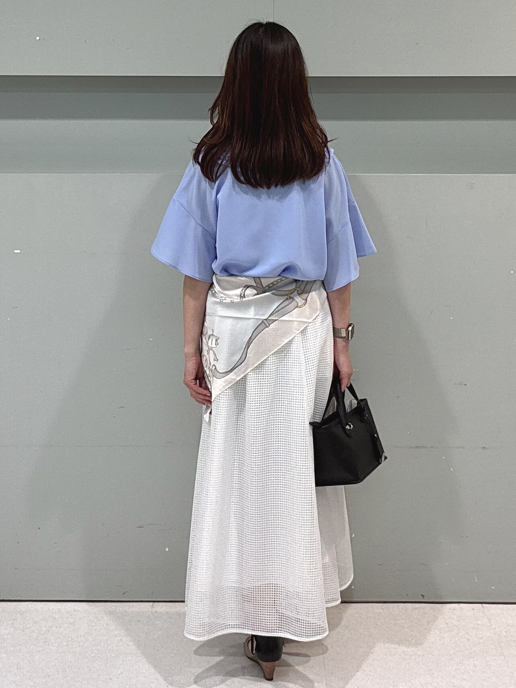 makiさんの「UNTITLED｜【接触冷感/通気性/洗える】Vネックフリルブラウス」を使ったコーディネート