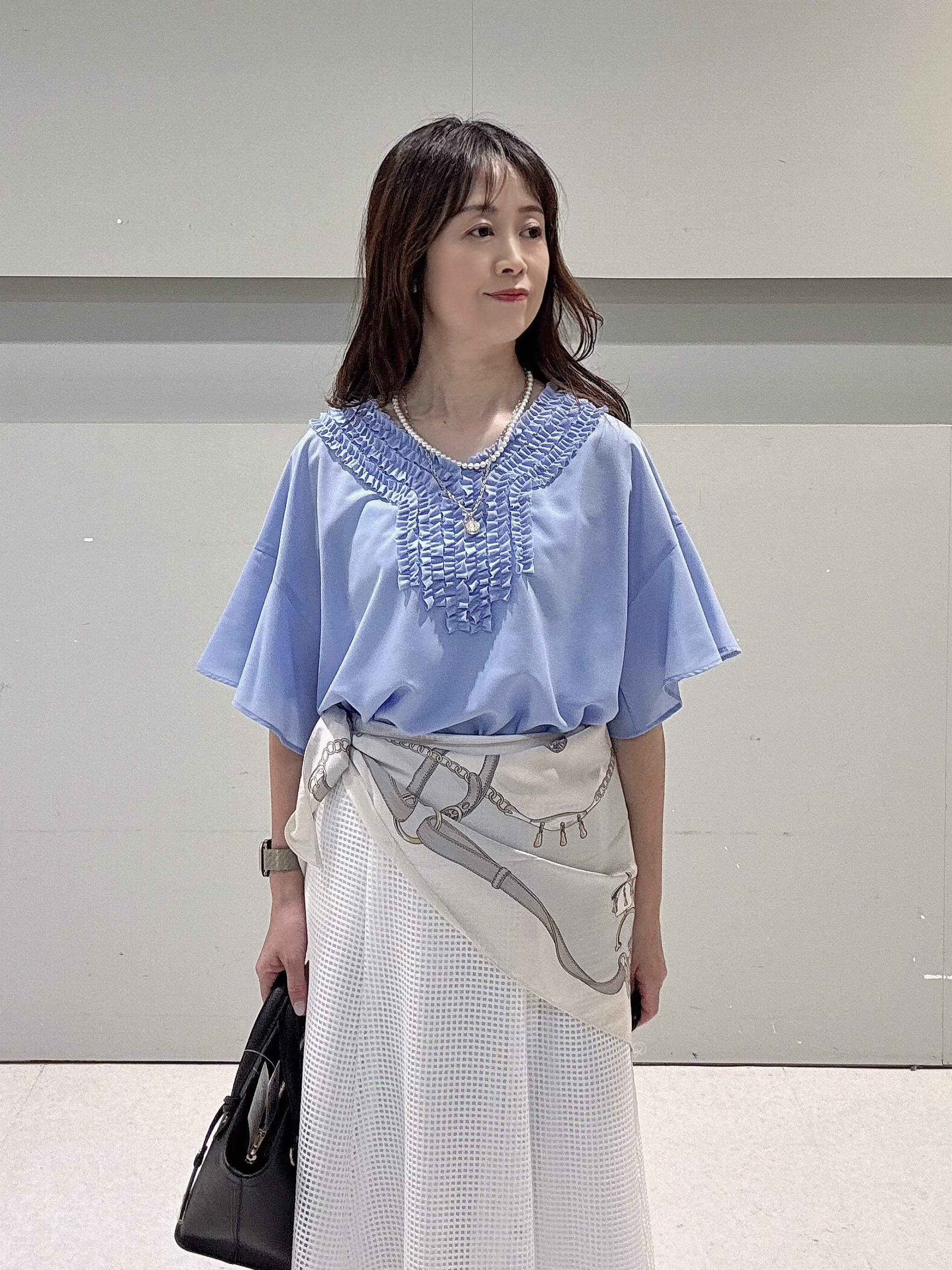 makiさんの「UNTITLED｜【接触冷感/通気性/洗える】Vネックフリルブラウス」を使ったコーディネート