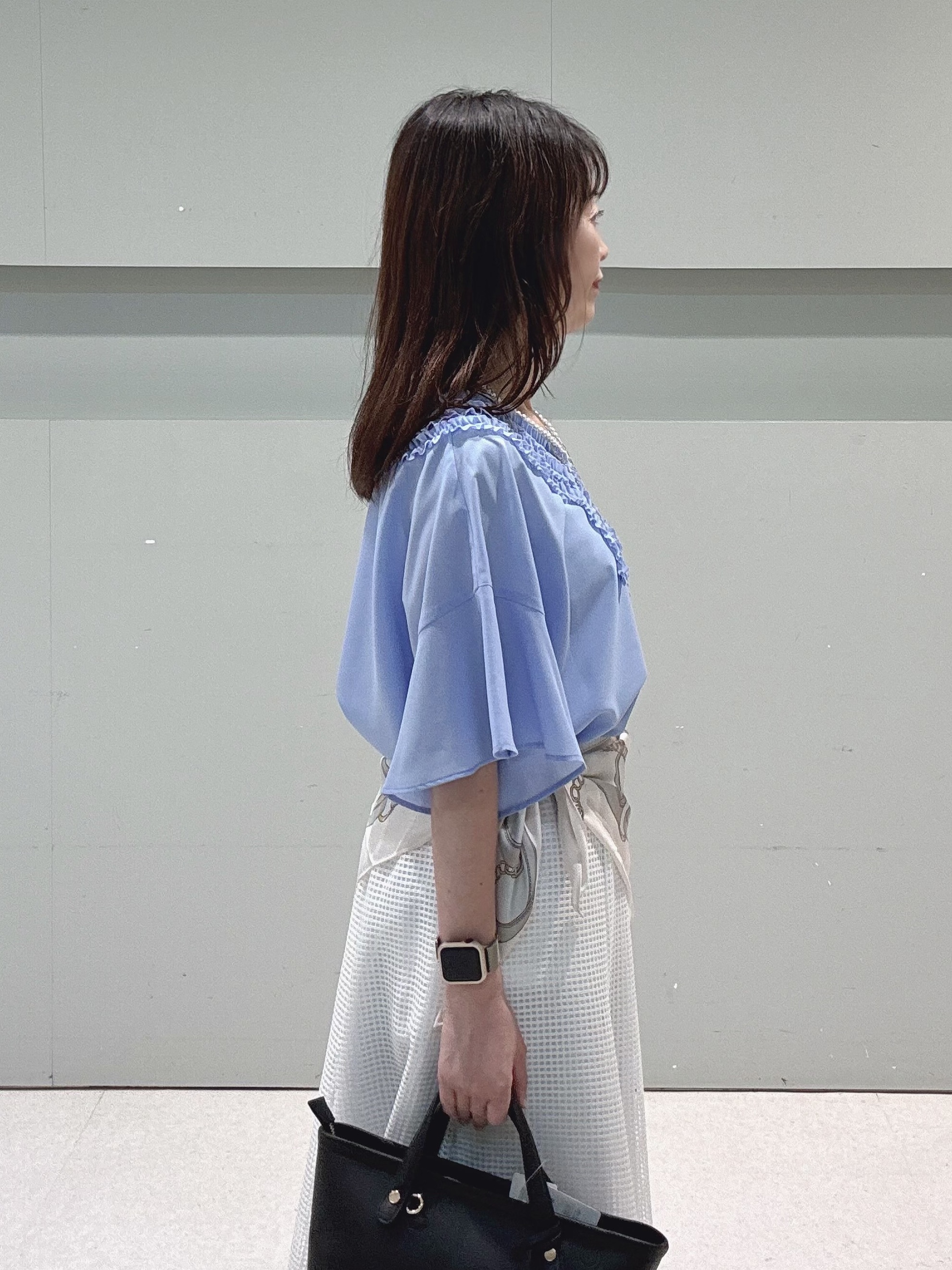 makiさんの「UNTITLED｜【接触冷感/通気性/洗える】Vネックフリルブラウス」を使ったコーディネート