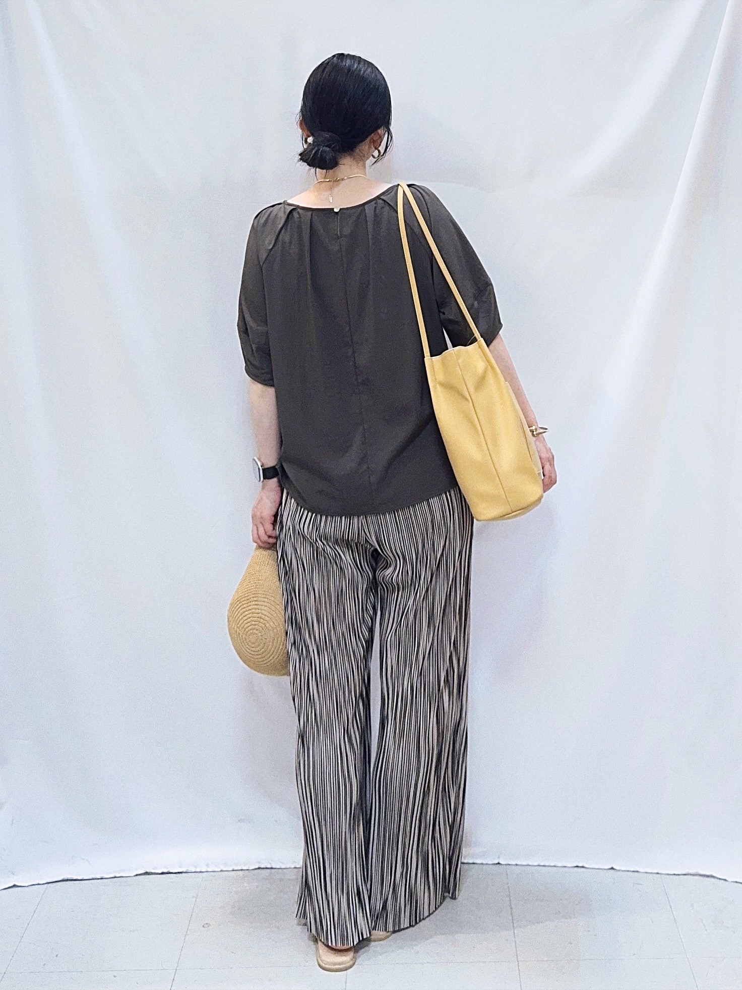 𝐇𝐢𝐫𝐨𝐦𝐢さんの「SHOO･LA･RUE｜【S-LL/洗濯機可/セットアップ可】軽凛(かろりん) ひんやりタックブラウス」を使ったコーディネート