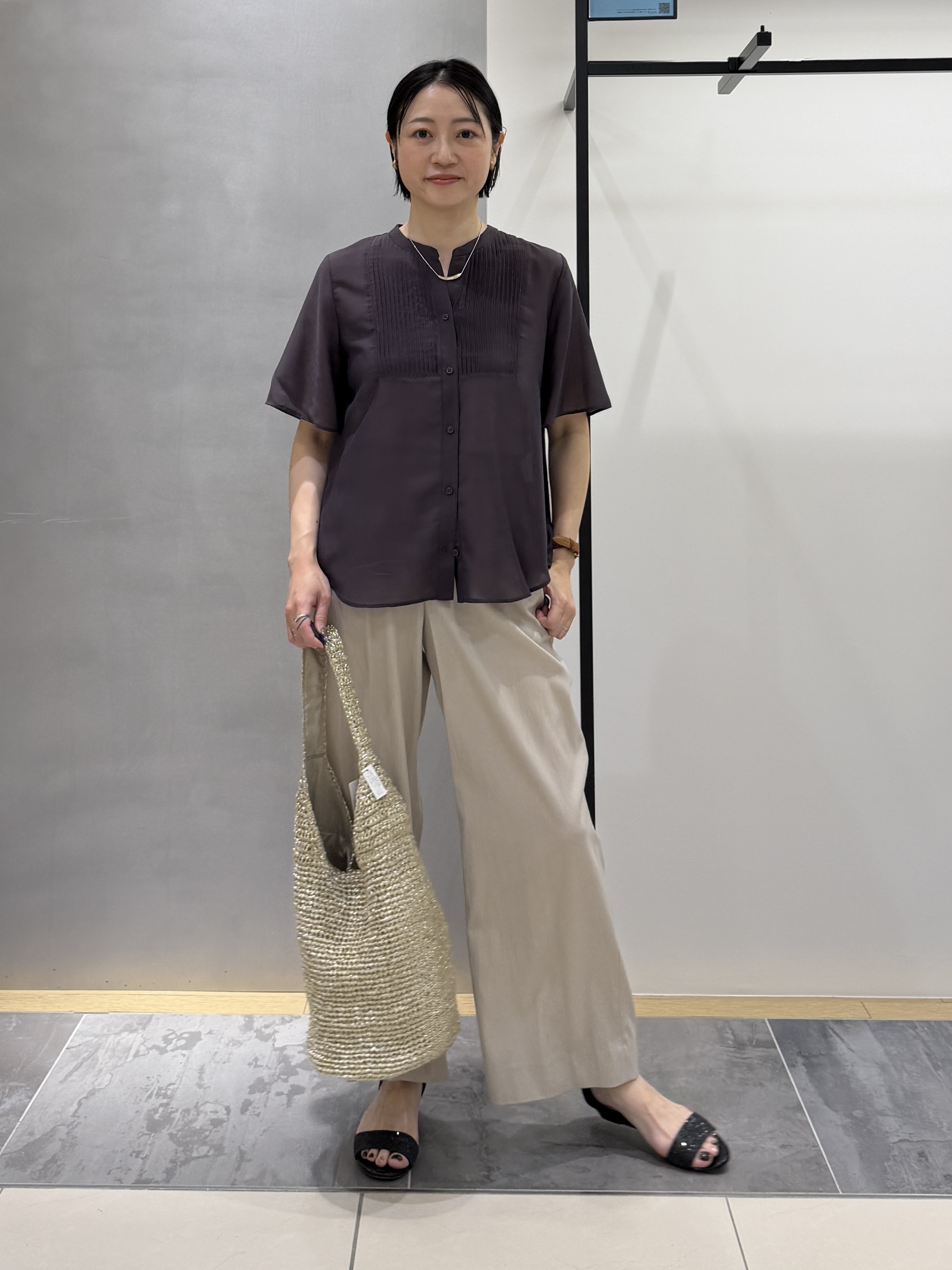 shihoさんの「INDIVI｜【接触冷感/洗える】シアーシャンブレーピンタックブラウス」を使ったコーディネート