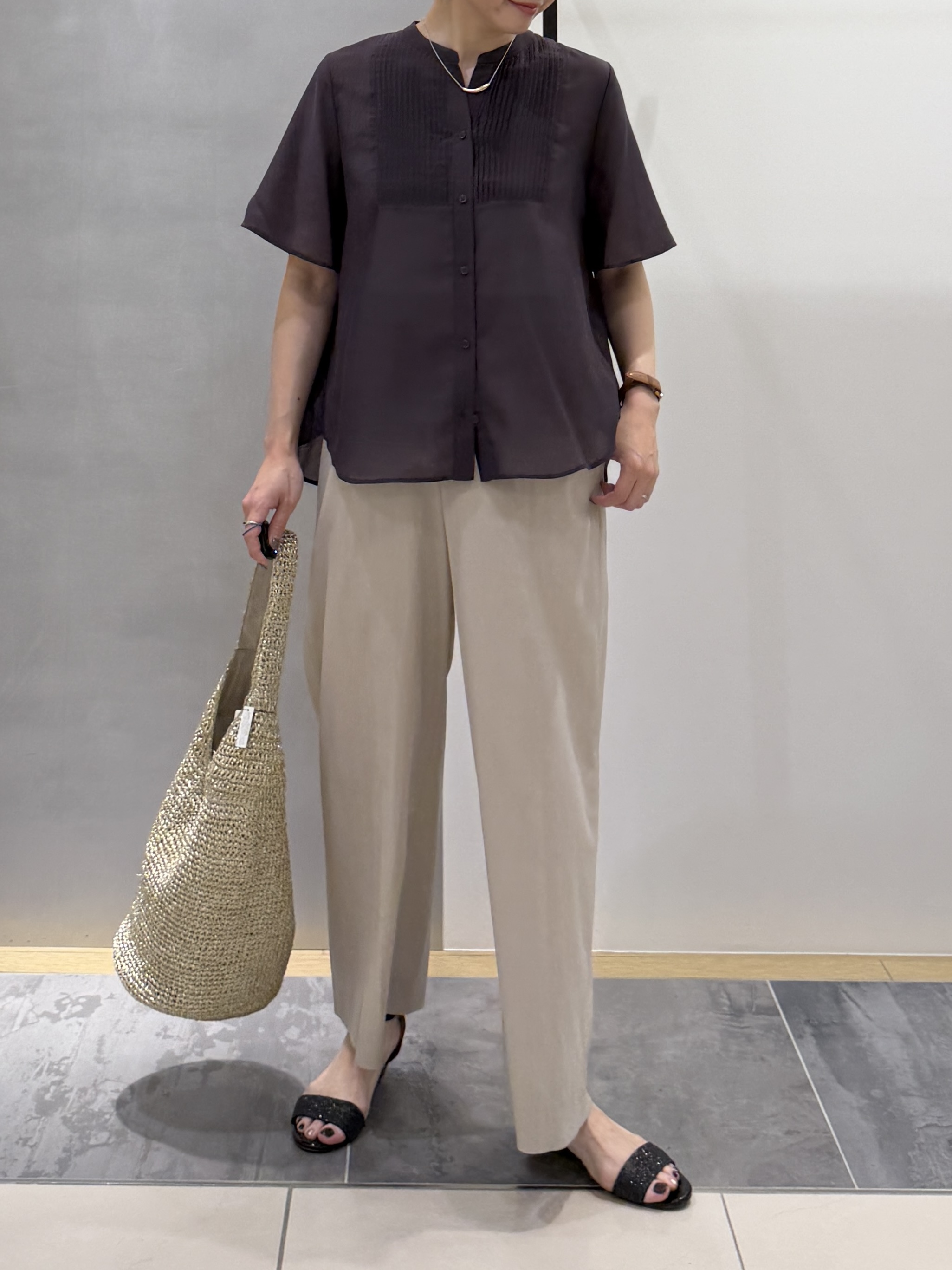 shihoさんの「INDIVI｜【接触冷感/洗える】シアーシャンブレーピンタックブラウス」を使ったコーディネート