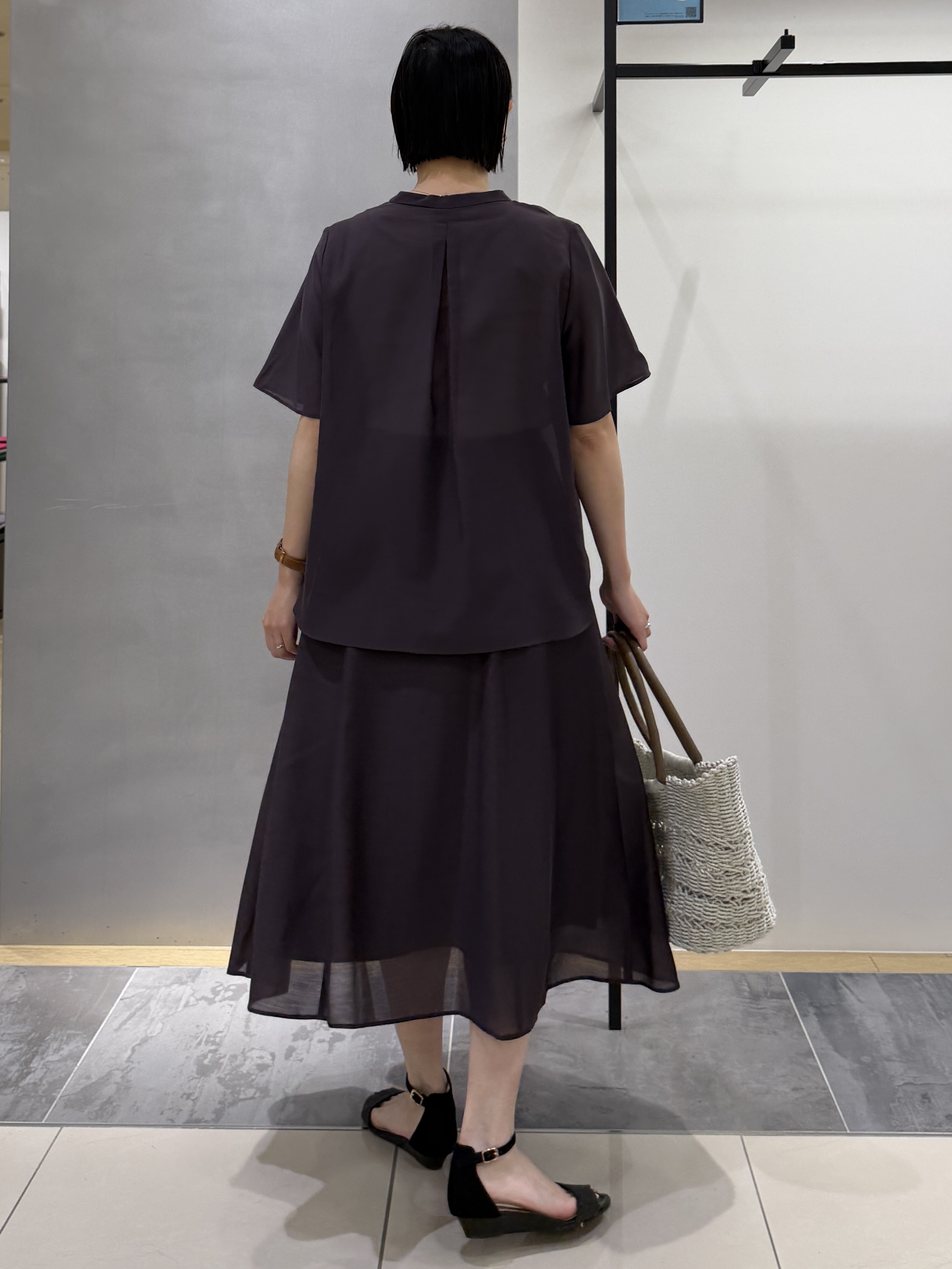 shihoさんの「INDIVI｜【接触冷感/洗える】シアーシャンブレーピンタックブラウス」を使ったコーディネート