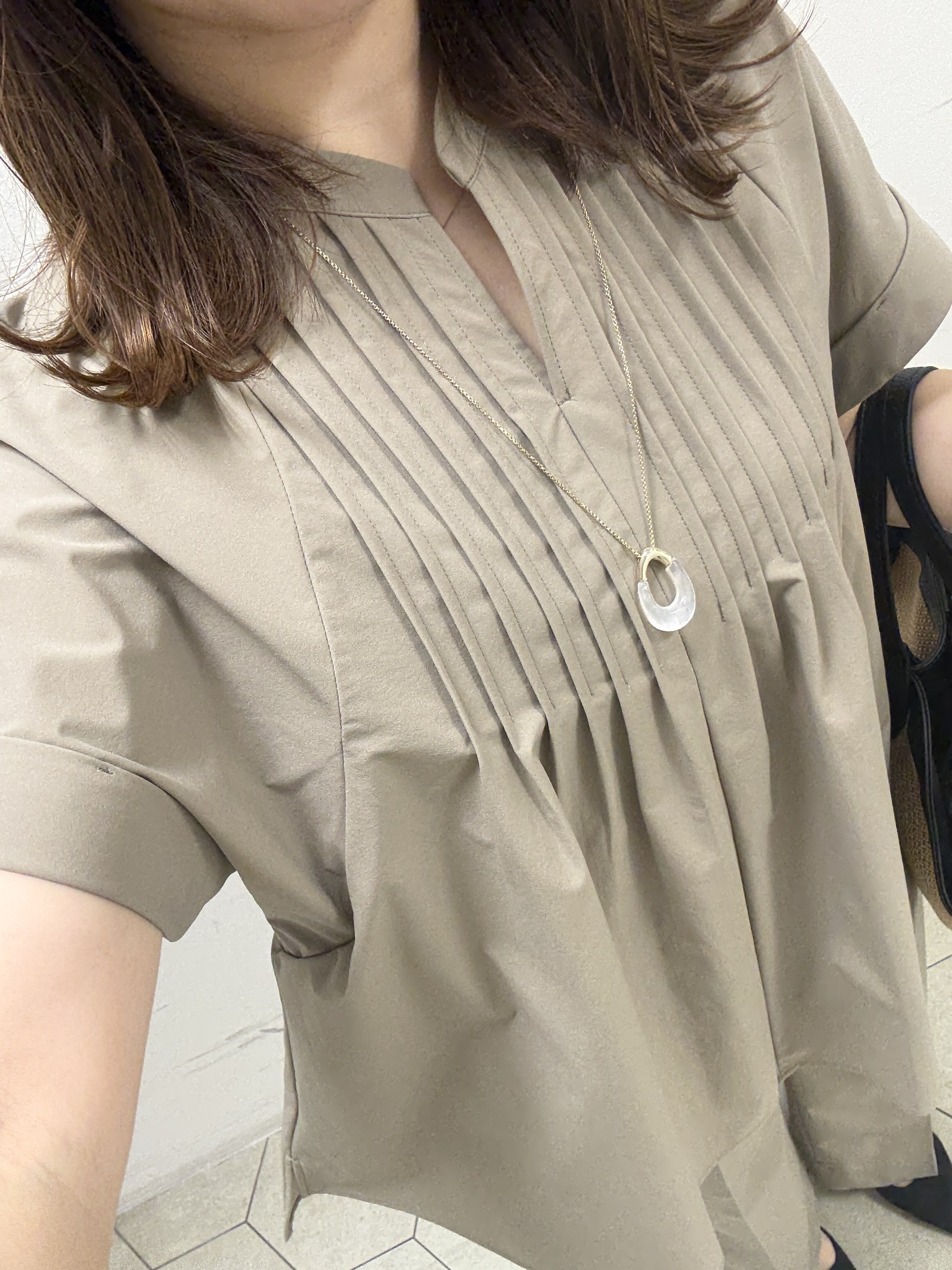 kahoさんの「INDIVI｜【撥水／UVケア／SETUP可能】軽量タックスキッパーブラウス」を使ったコーディネート